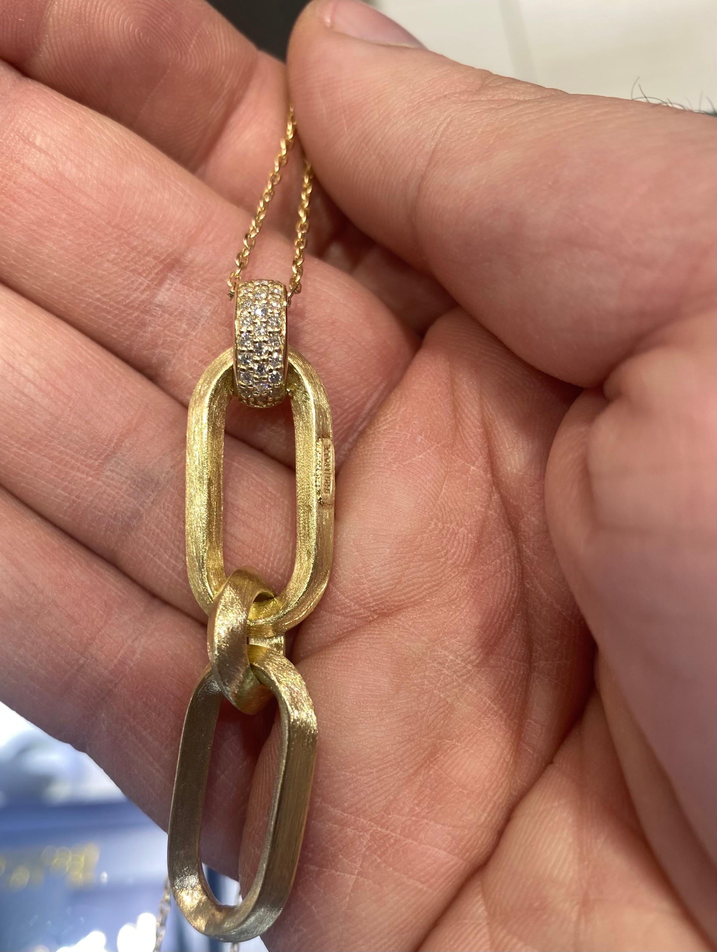 Pendentif en diamant de fabrication italienne serti dans de l'or jaune 14K finition mat. Le poids total des diamants est de 0,40 carat. La couleur est G, la pureté est SI1-SI2. 