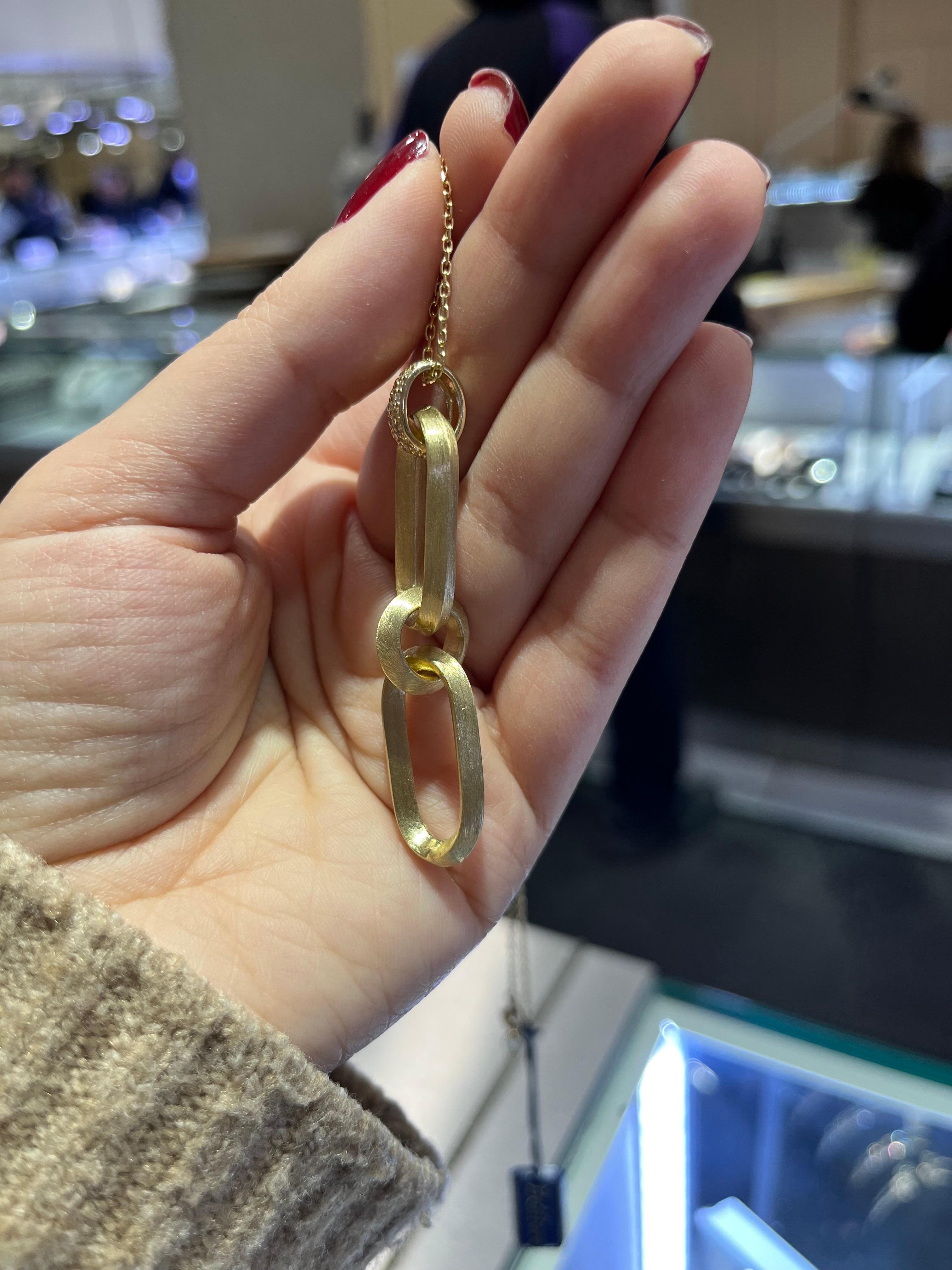 Moderne Pendentif en or jaune 14 carats avec diamant finition mate en vente