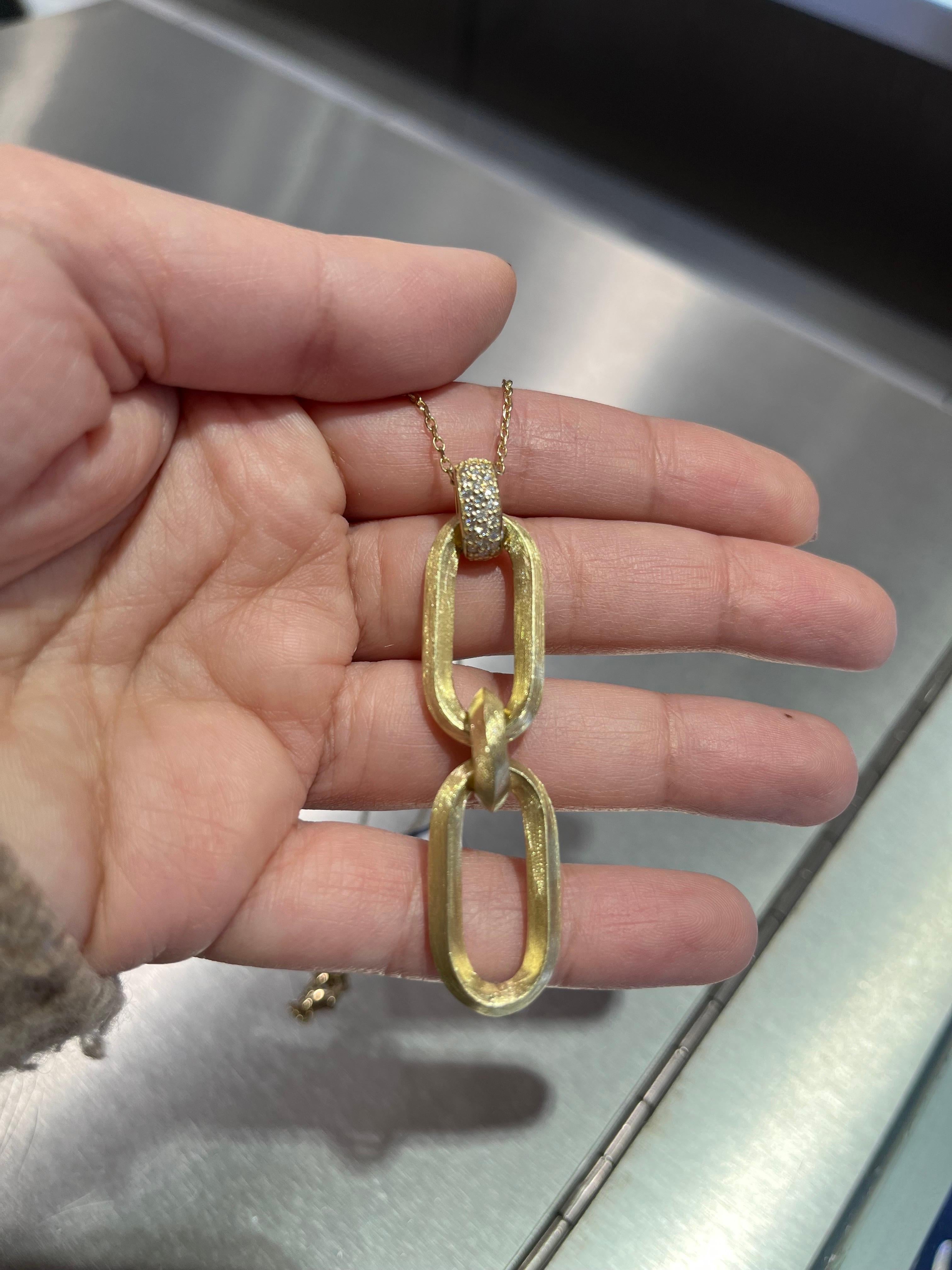 Taille ronde Pendentif en or jaune 14 carats avec diamant finition mate en vente