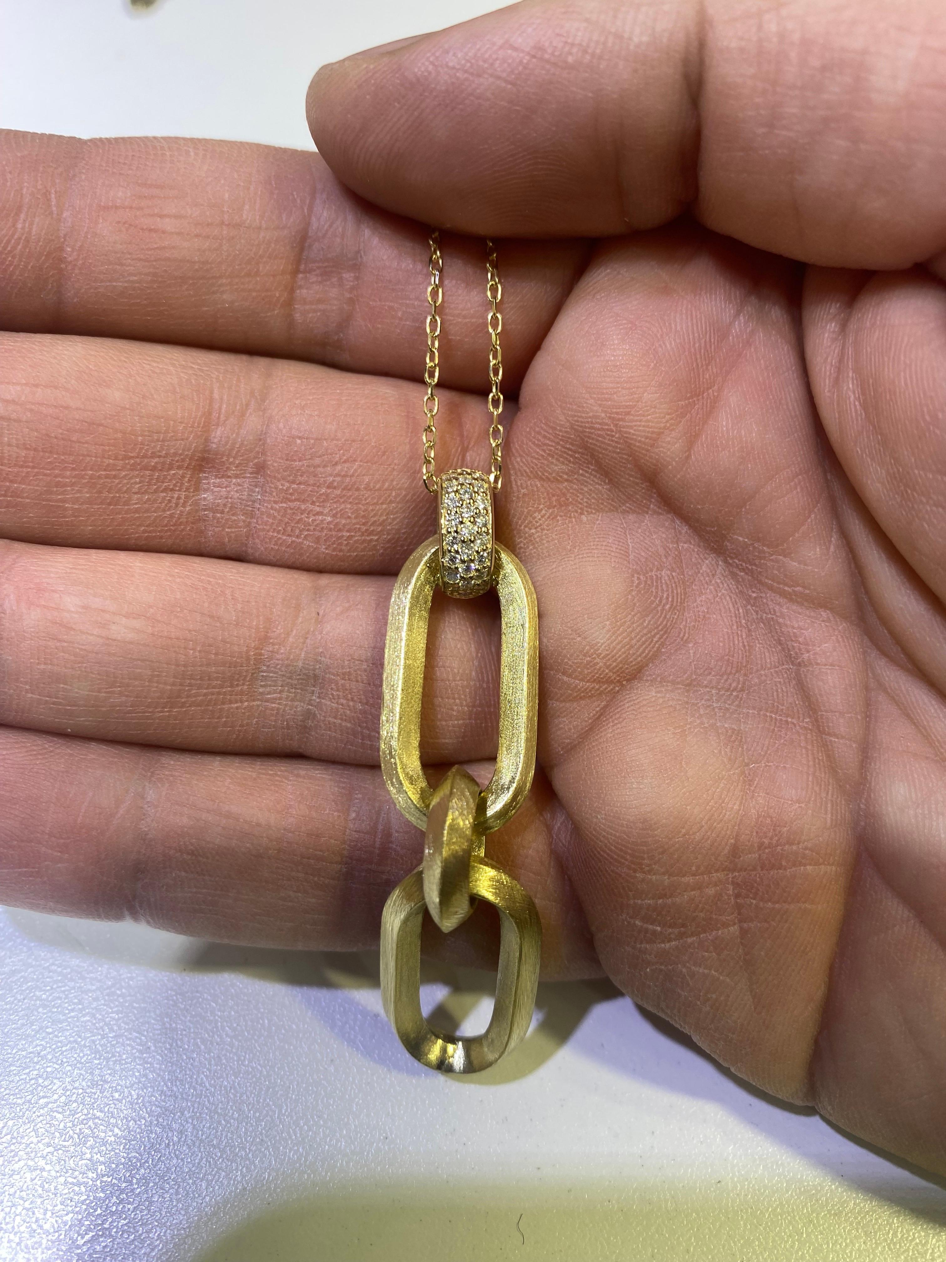 Pendentif en or jaune 14 carats avec diamant finition mate Neuf - En vente à Great Neck, NY