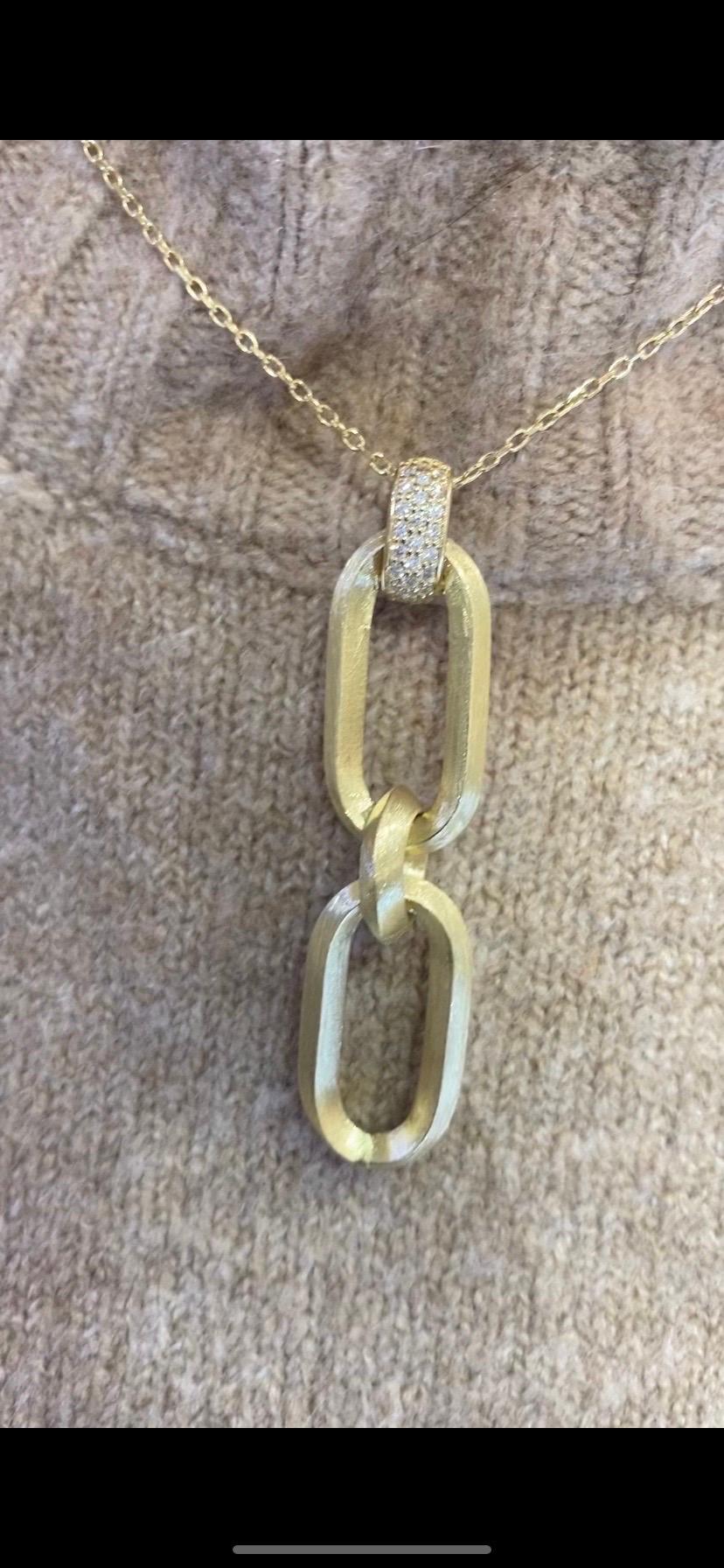 Pendentif en or jaune 14 carats avec diamant finition mate Pour femmes en vente