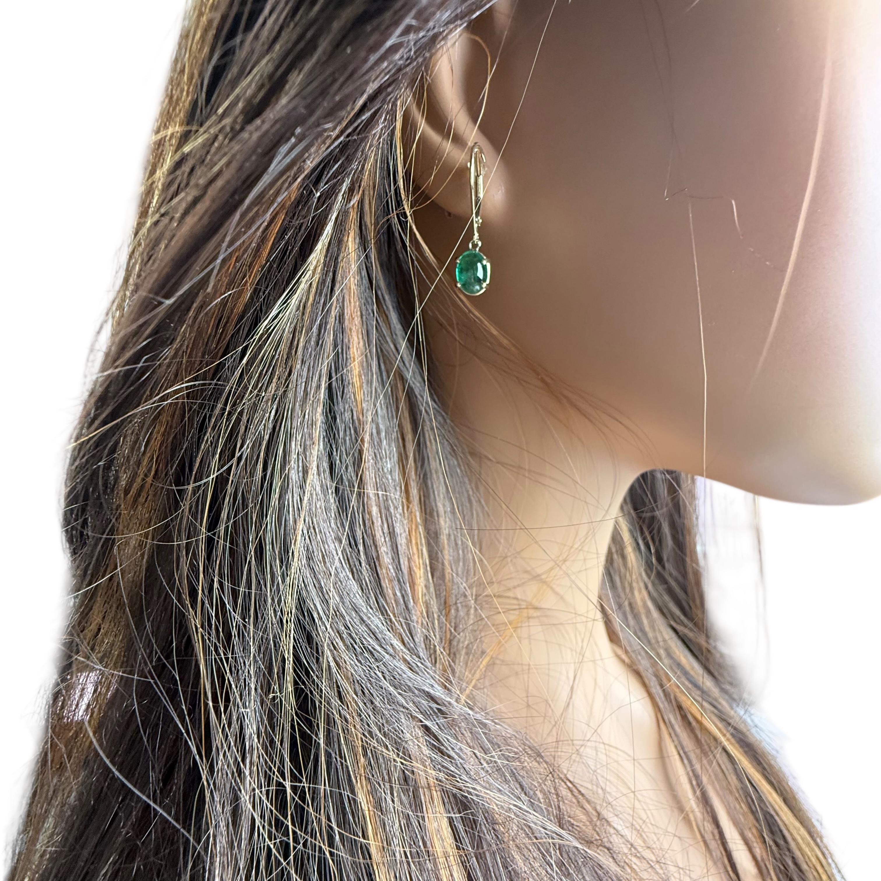 Moderno Orecchini a leva in oro giallo 14K con smeraldo cabochon abbinato in vendita