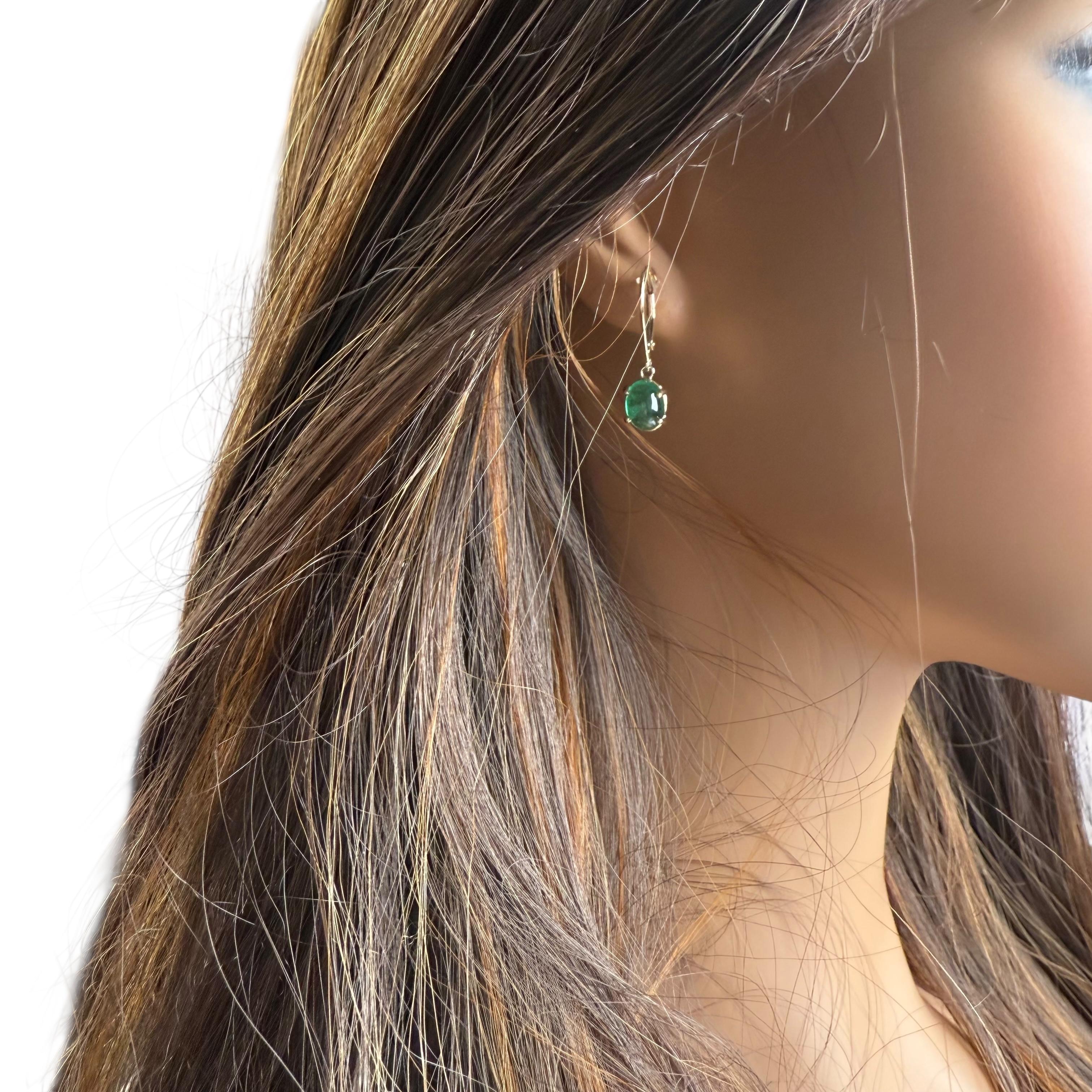 Orecchini a leva in oro giallo 14K con smeraldo cabochon abbinato In condizioni Nuovo in vendita a New York, NY