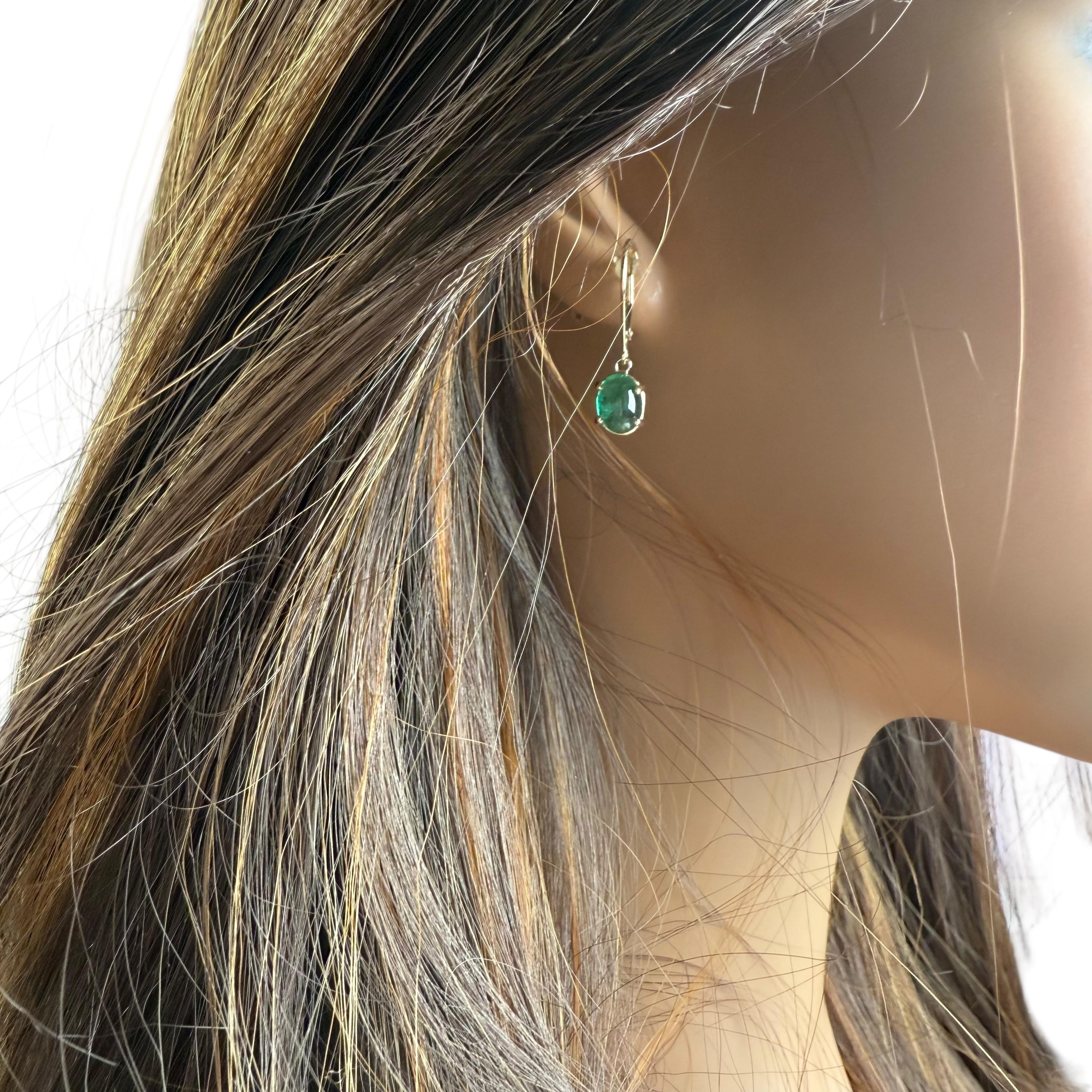 Orecchini a leva in oro giallo 14K con smeraldo cabochon abbinato in vendita 1