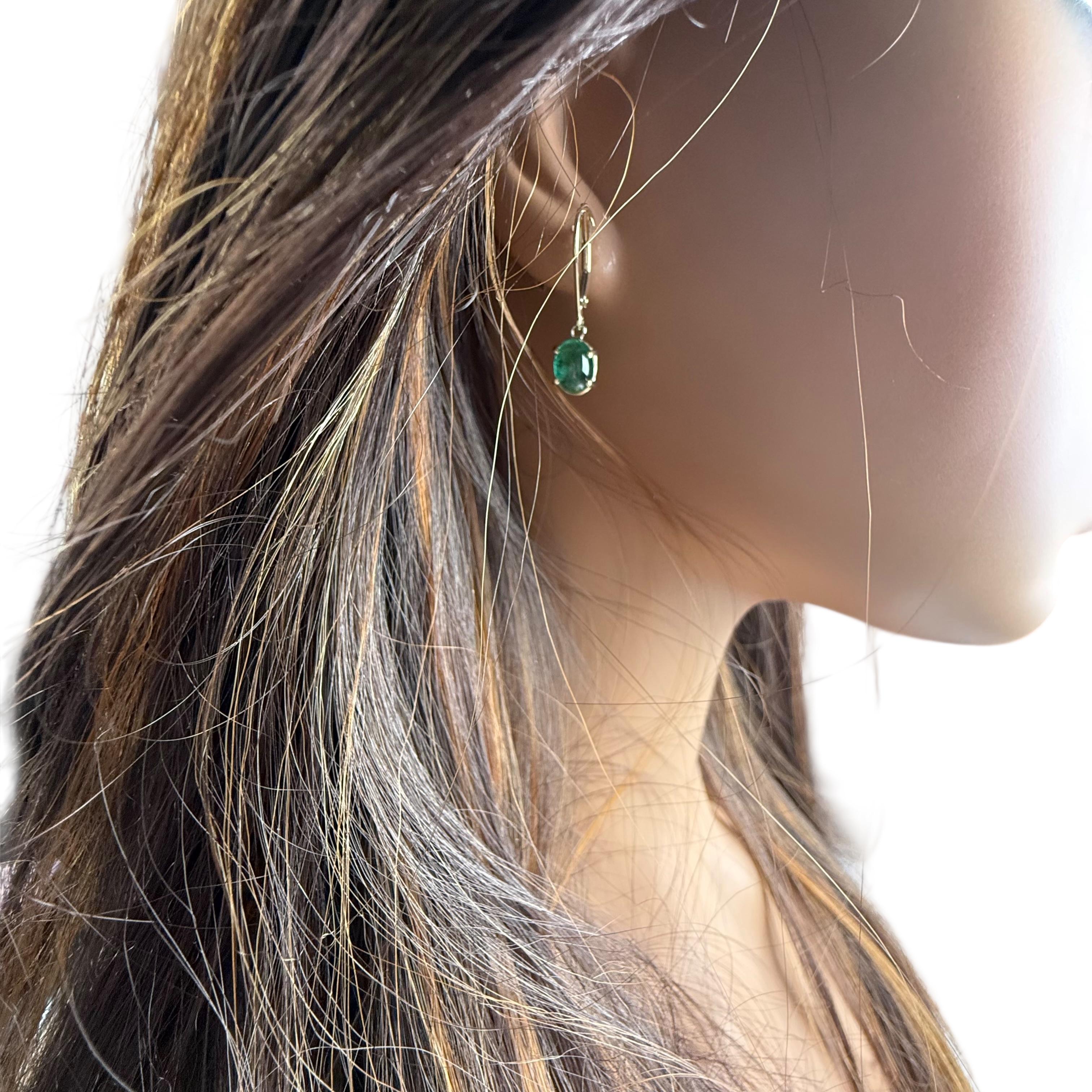 Orecchini a leva in oro giallo 14K con smeraldo cabochon abbinato in vendita 2