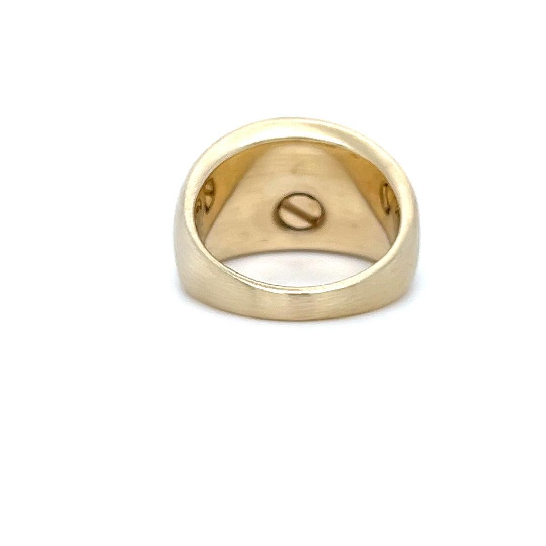 Questo anello a cupola in oro giallo 14K è caratterizzato da una raffinata finitura opaca e da una silhouette affusolata che offre una presenza audace e un'eleganza moderna. La cupola raggiunge i 12,5 mm nel punto più largo e si assottiglia con
