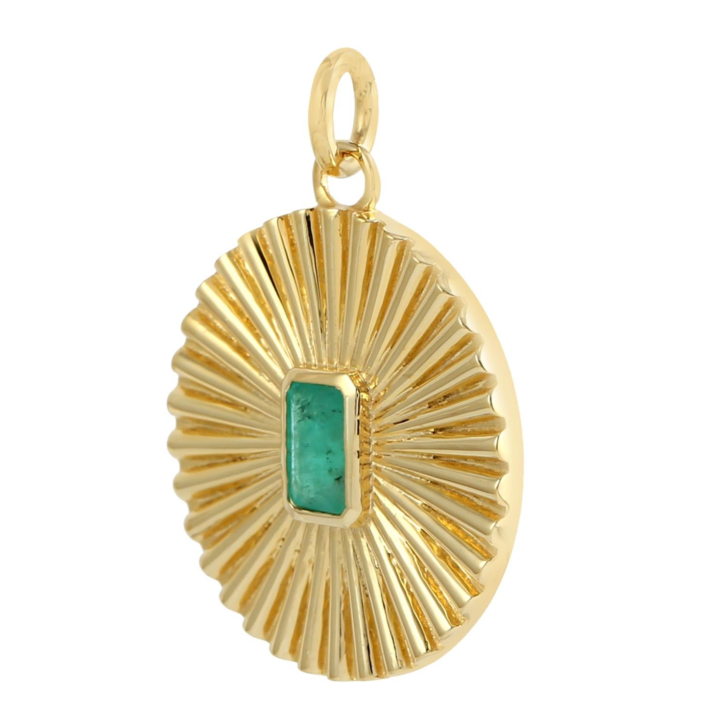Smaragd-Medaillon-Anhänger aus 14k Gelbgold (Kunsthandwerker*in)