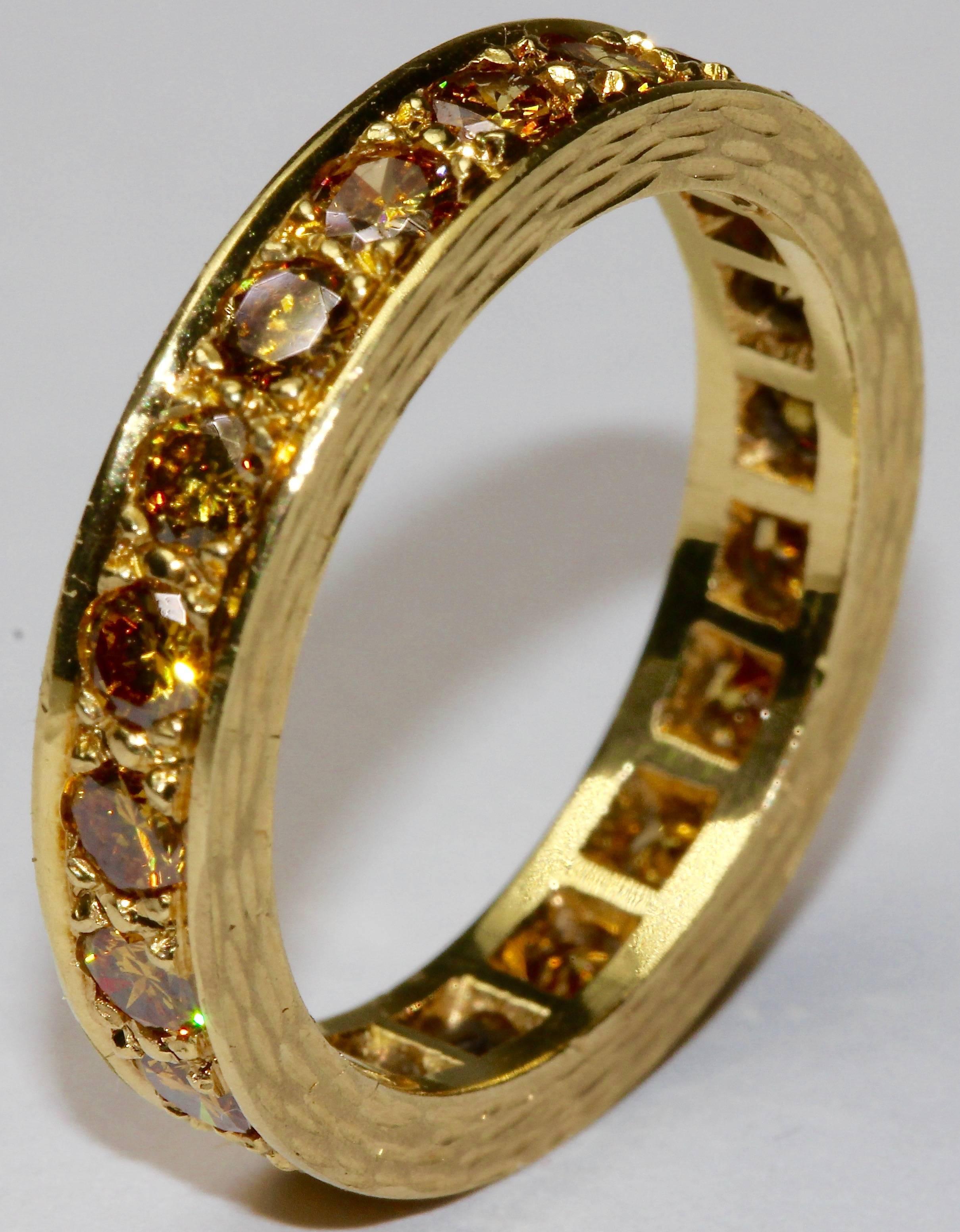 Fantastischer und sehr moderner Memory-Ring (Ewigkeitsring), besetzt mit 20 champagnerfarbenen Diamanten mit einem Gesamtgewicht von etwa zwei Karat! (IF an VSI)
14 Karat Gelbgold.

Äußerer Durchmesser: ca. 22 mm
Innendurchmesser: ca. 17,5 mm
Tiefe: