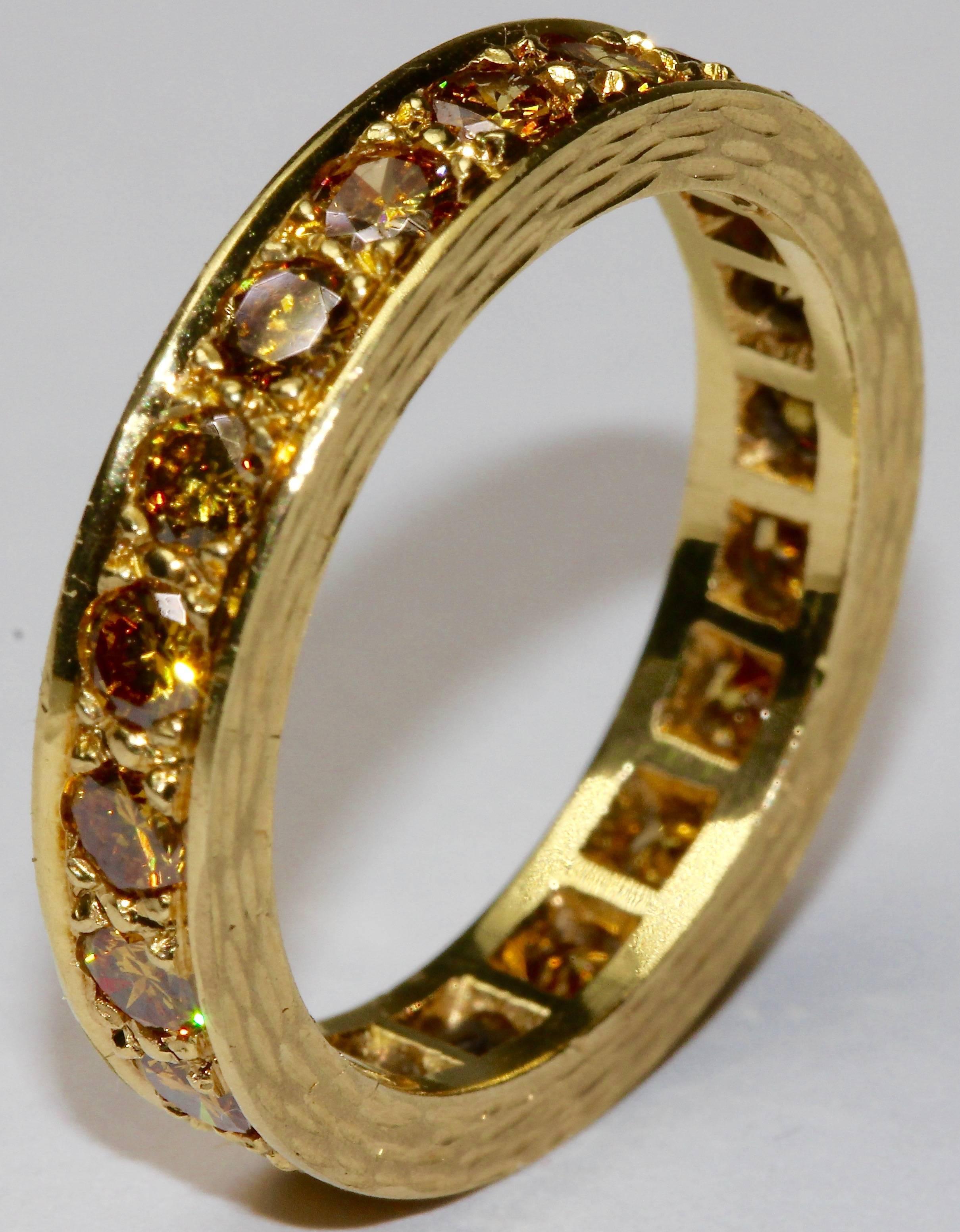 Fantastico e modernissimo anello memory (eternità), con 20 diamanti color champagne incastonati per un peso totale di circa due carati! (da IF a VSI)
Oro giallo 14ct.

Diametro esterno: circa 22 mm
Diametro interno: circa 17,5 mm
Profondità: circa 4