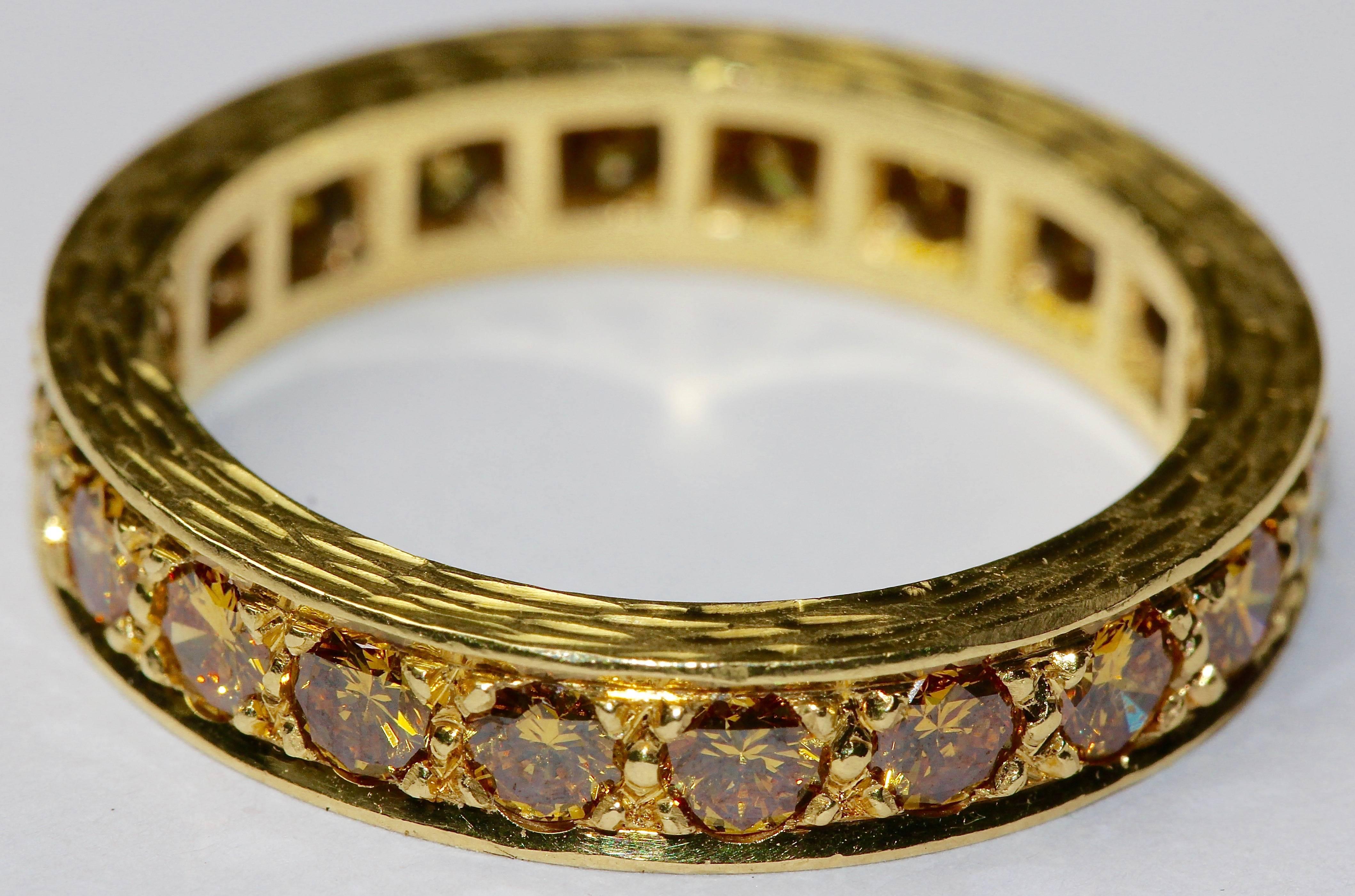 Moderno Anello di eternità in oro giallo 14k con 20 diamanti champagne, 2ct in vendita
