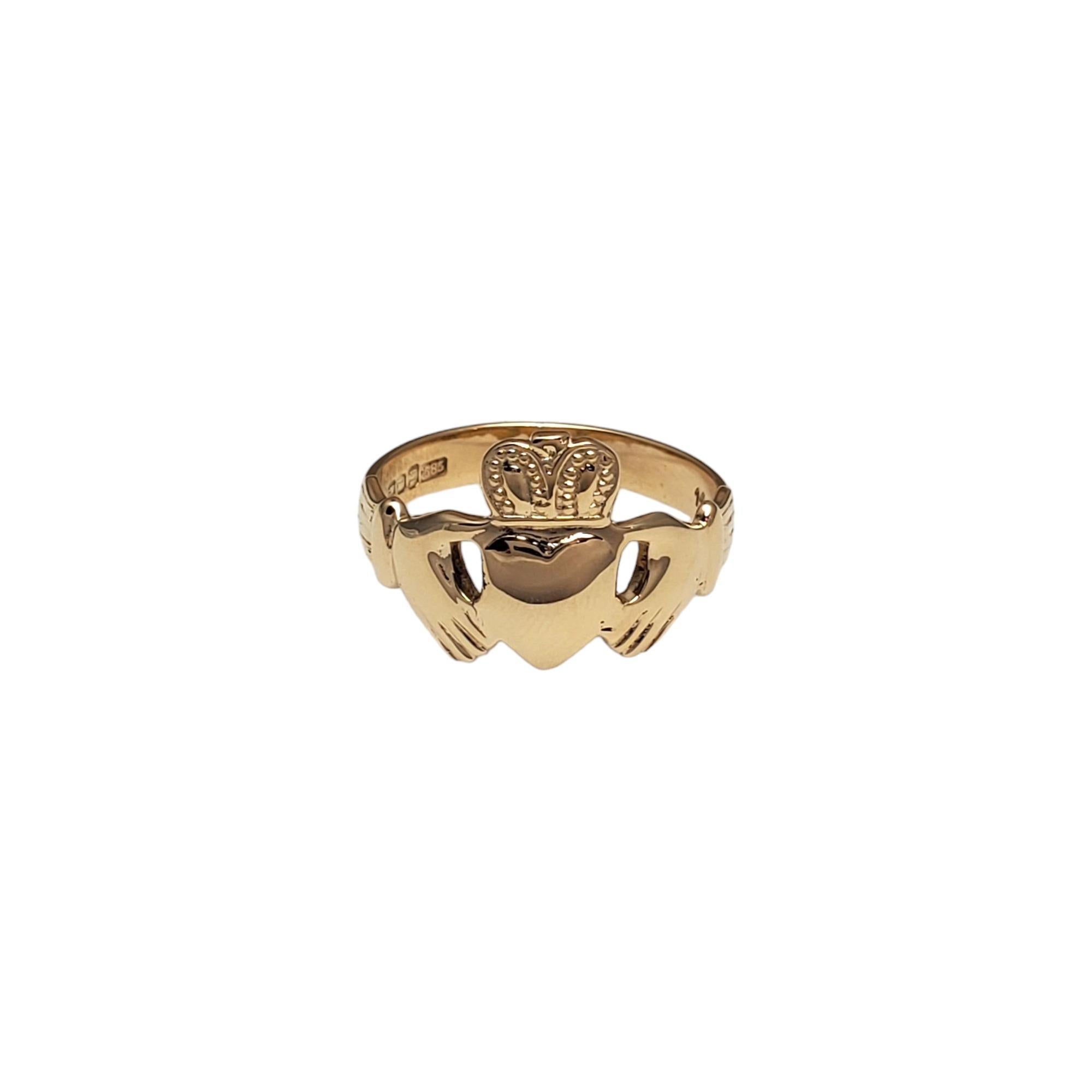 Vintage 14K Yellow Gold Man's Claddagh Ring-

This classic Claddagh ring is an impressive symbol of Irish culture. 

Size:  9.75

Weight:  3.9 dwt./  6.2 gr.

Stamped:  585 14CT O'C Made in Ireland

Front of ring is approx. 13.6 mm x 22.4mm

Will