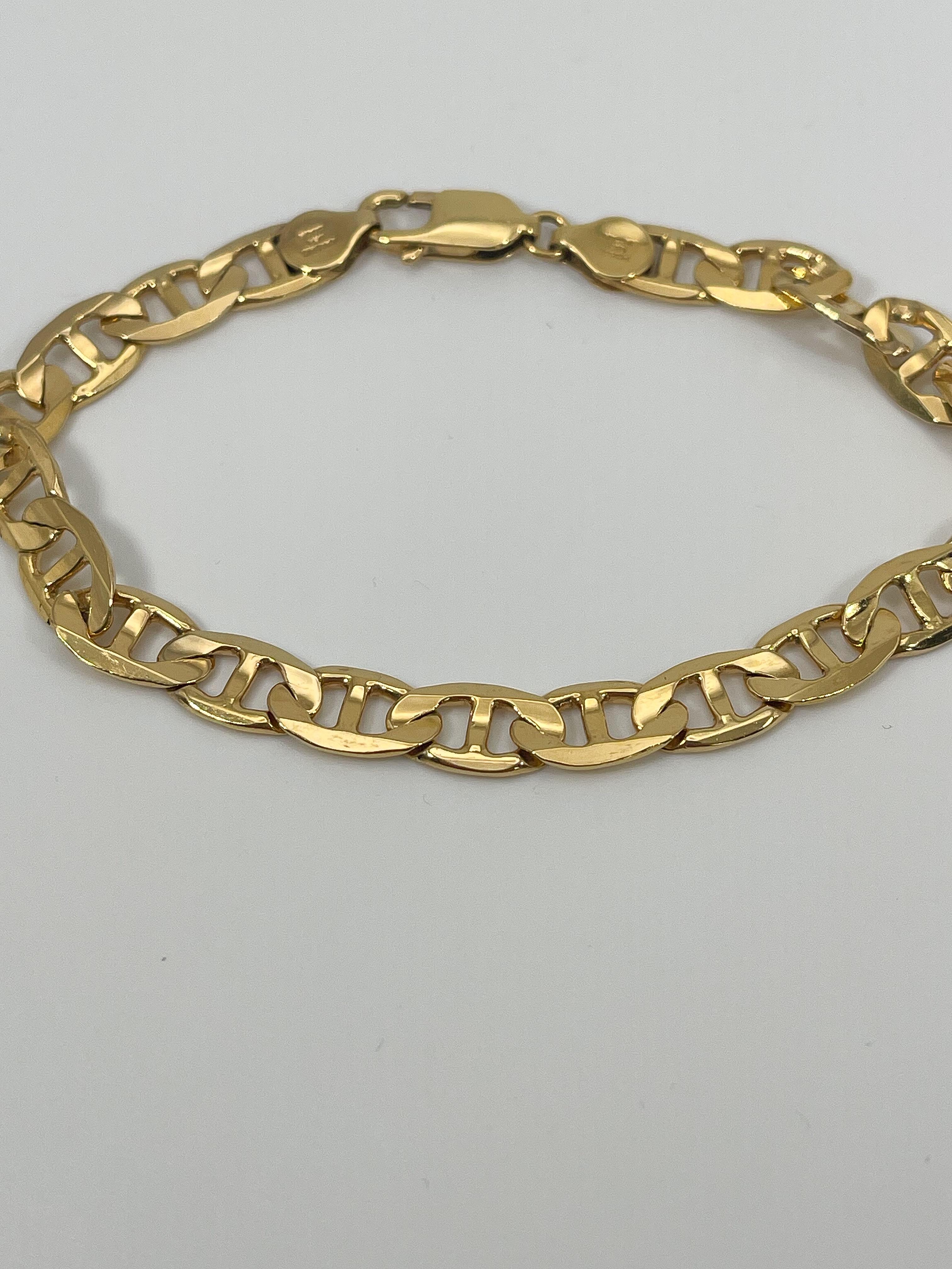 14k yellow gold men's concave anchor bracelet. The length of this bracelet is 9 inches, it has a width of 7.6 mm, has a lobster clasp to open and close, and it has a total weight of 17.8 grams.