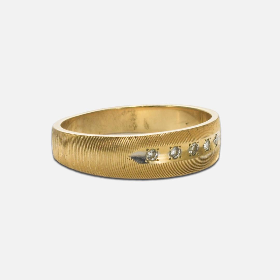 14k Yellow Gold Men’s Diamond Band with Curved Brush Finish.
Size 8.5.
0.10ct TDW 3.7 Grams.
STAMPED 14k KP - KP MEANS KARAT PLUM WHICH MEANS THAT IT IS PURE 585!