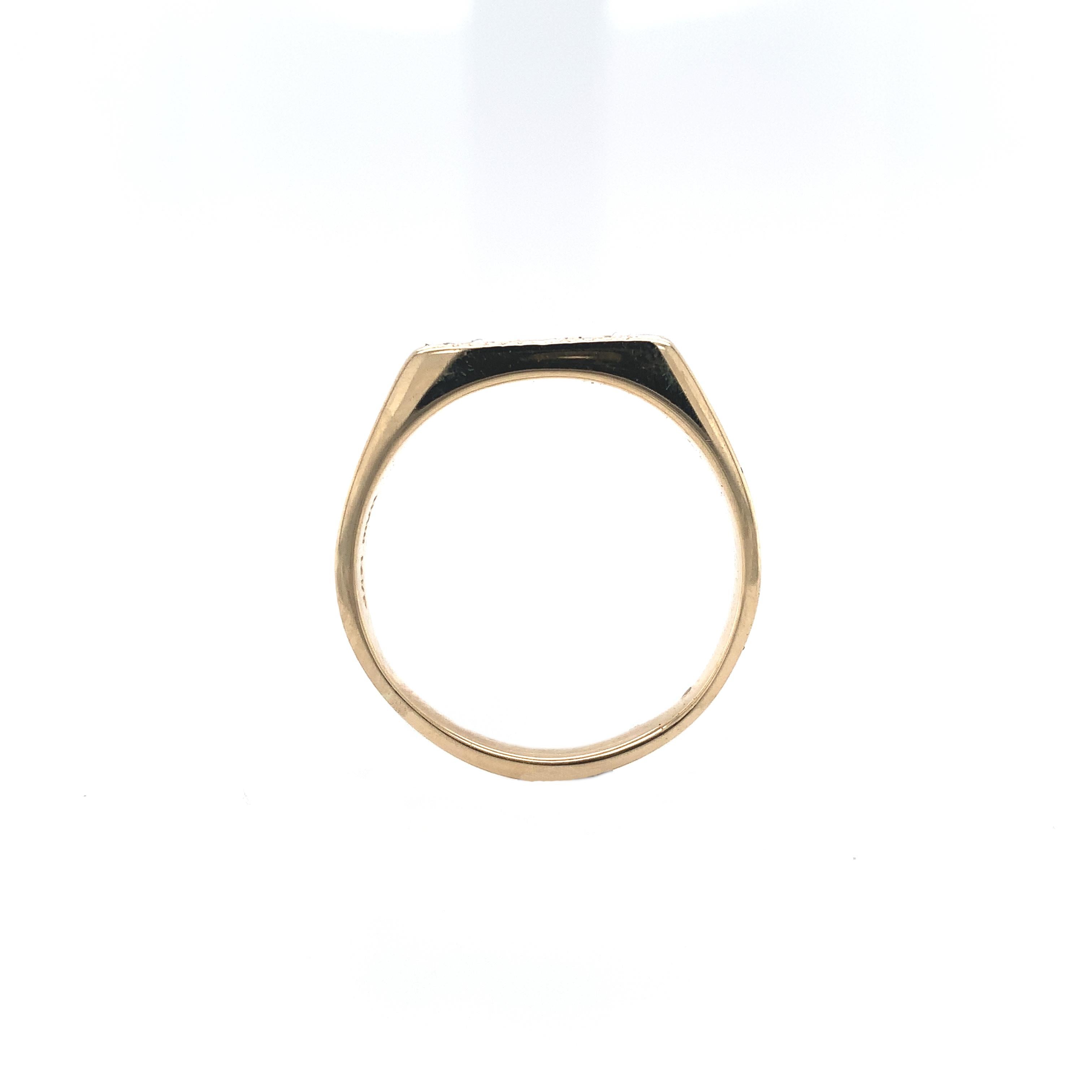 Vintage 14K Gelbgold Herren Hand graviert Diamantband Ring. 3 runde Diamanten im Brillantschliff sind in eingravierten Starbursts mit Diamantformen gefasst. Die Diamanten wiegen insgesamt etwa 0,10cts und messen etwa 2mm. Der Ring passt auf einen