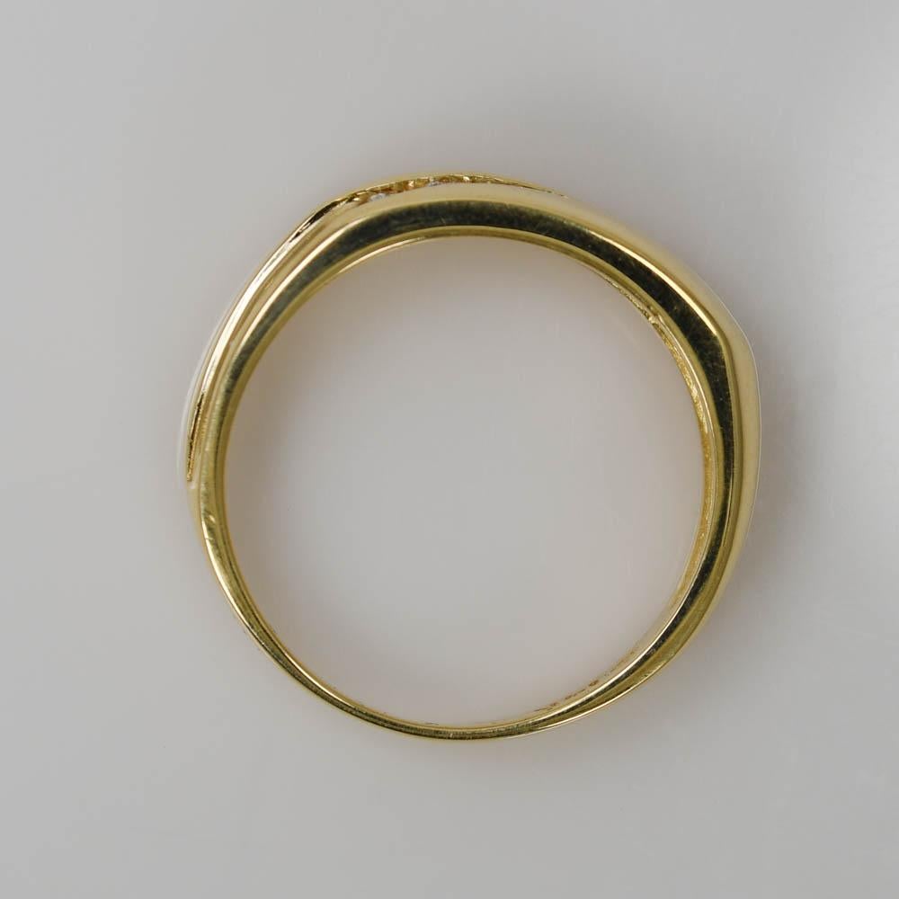 Alliance pour homme en or jaune 14k et diamants.
Estampillé 14k et pèse 5,6 grammes.
Les diamants sont de taille ronde et brillante, 0,30 carats au total, de couleur G à H, de pureté Si, de bonne taille.
L'anneau mesure 6.5 mm de large en haut.
La