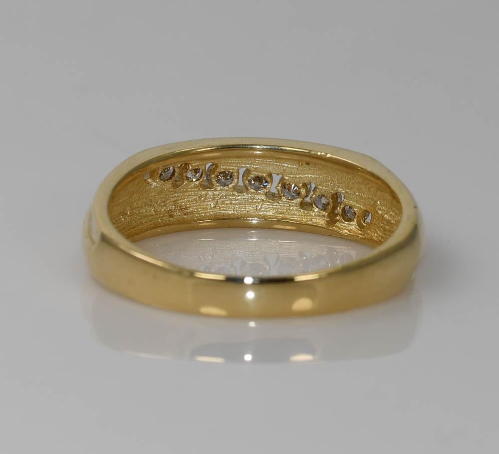 Taille ronde Jonc en or jaune 14K pour homme avec diamant 0.30ct en vente