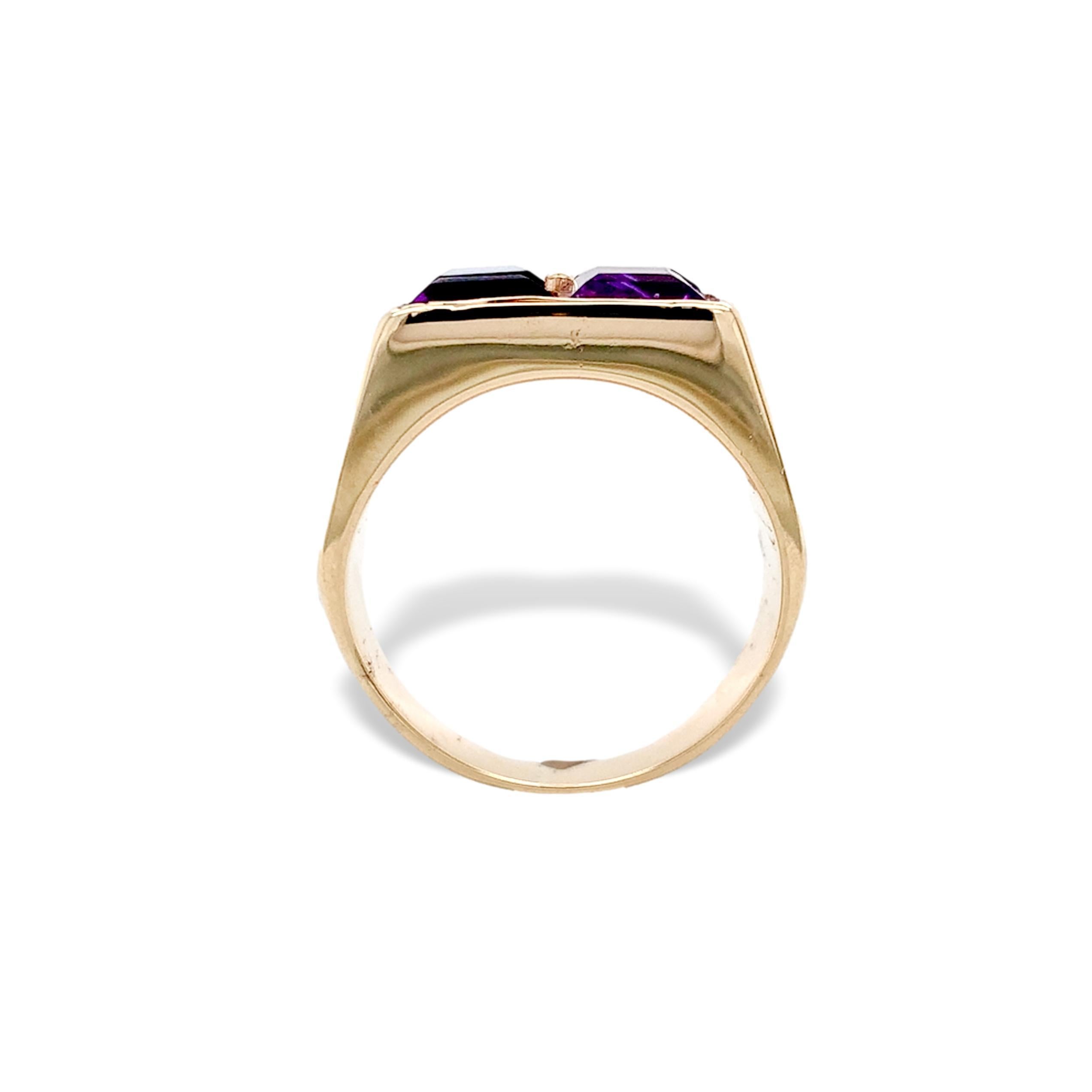Moderner Amethystring für Herren aus 14 Karat Gelbgold. Der Ring hat 4 quadratische lila Amethysten im Stufenschliff. Die Amethyste sind ca. 6 mm groß und mit einer einzelnen Zacke in der Mitte gefasst. Der Ring ist 1/2
