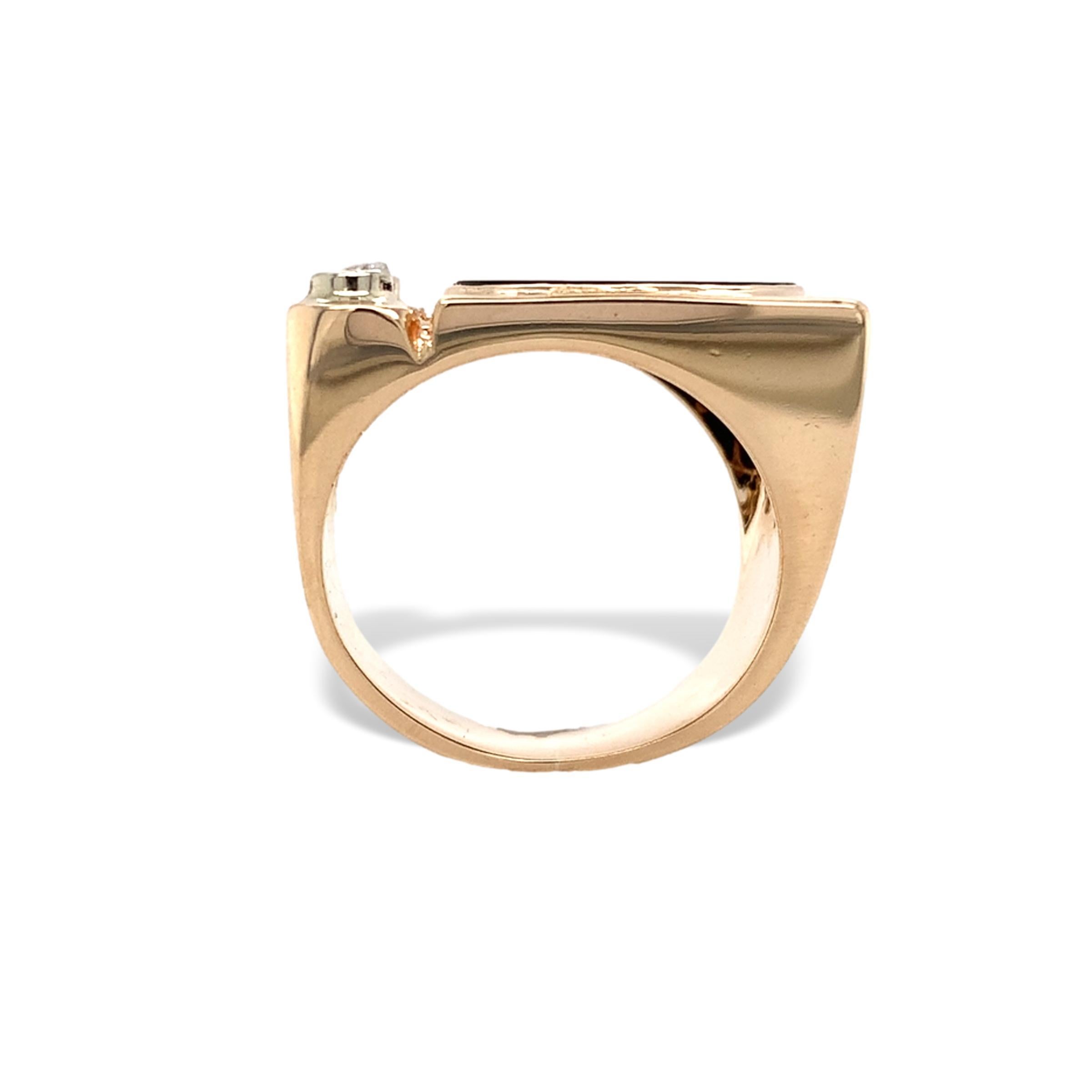 Anello moderno da uomo in oro giallo 14K con onice nera e diamanti. L'anello ha 2 diamanti rotondi taglio brillante estratti in terra che misurano circa 2,5 mm e hanno un peso totale di circa 0,12 carati. C'è un'onice nera piatta e rotonda di circa