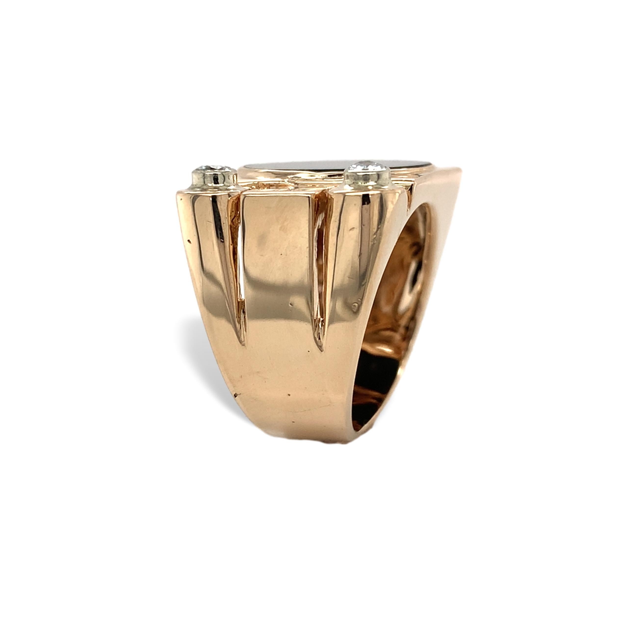 Contemporaneo Anello moderno da uomo in oro giallo 14K con onice nera e diamante in vendita