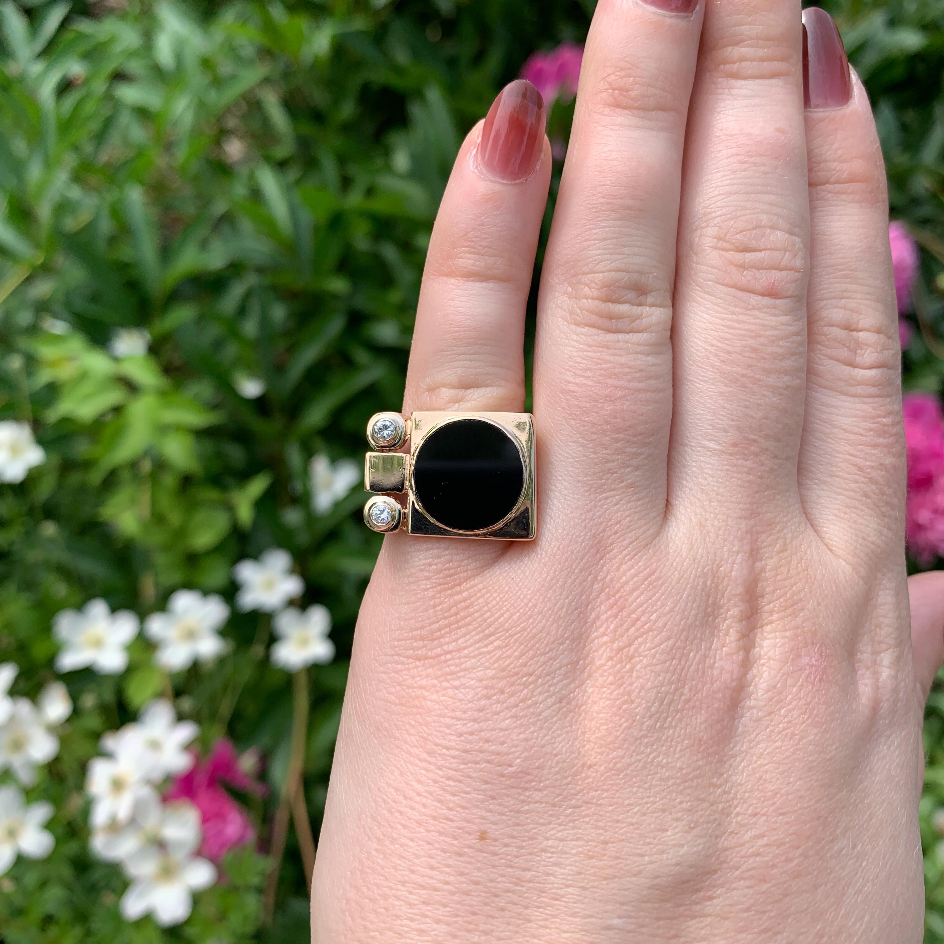 Uomo Anello moderno da uomo in oro giallo 14K con onice nera e diamante in vendita