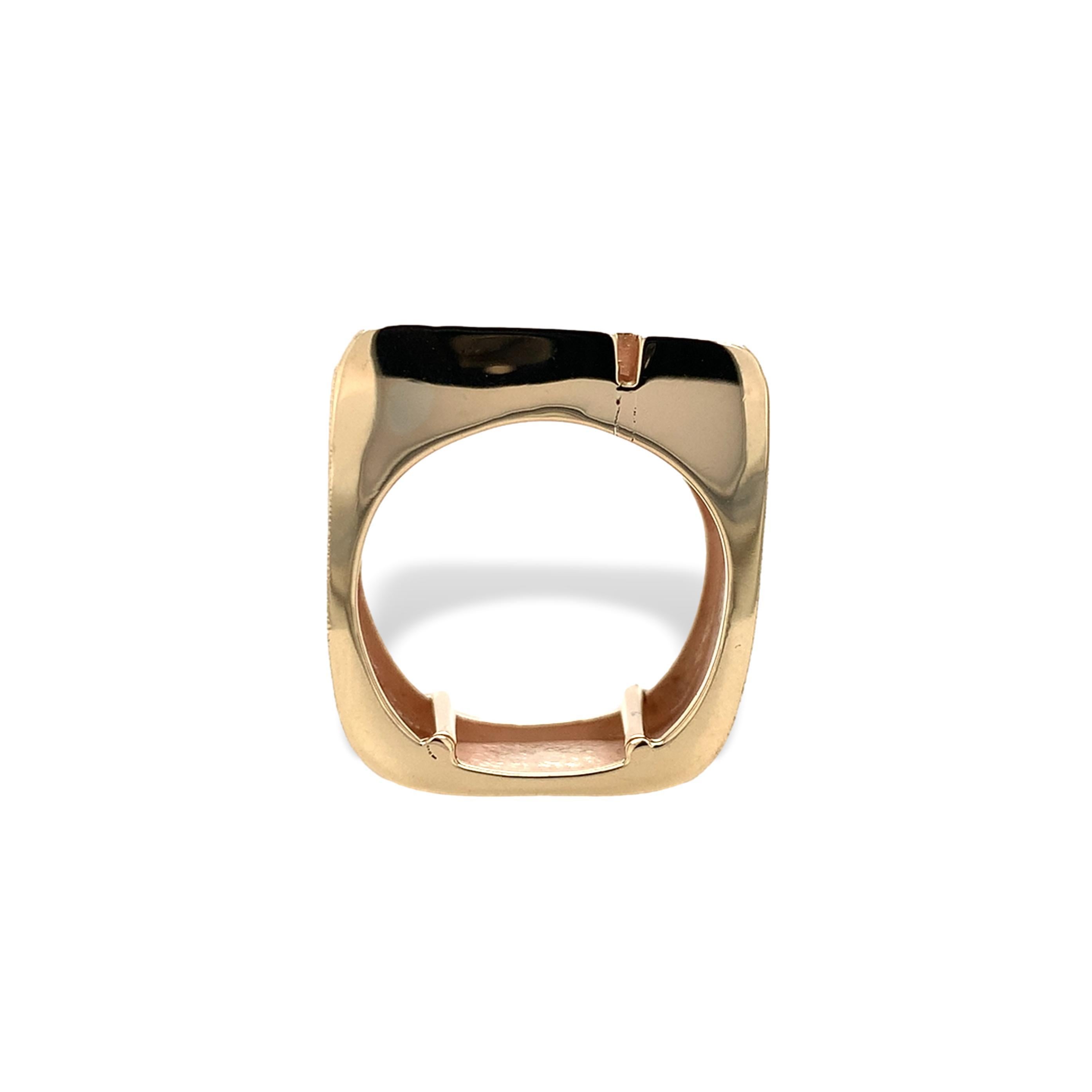 Bague moderne lourde en or jaune 14K pour homme. La bague présente un motif de pierres empilées ou de briques, avec une finition polie sur le dessus et une finition Florentine faite à la main sur les côtés. L'anneau a une forme européenne carrée