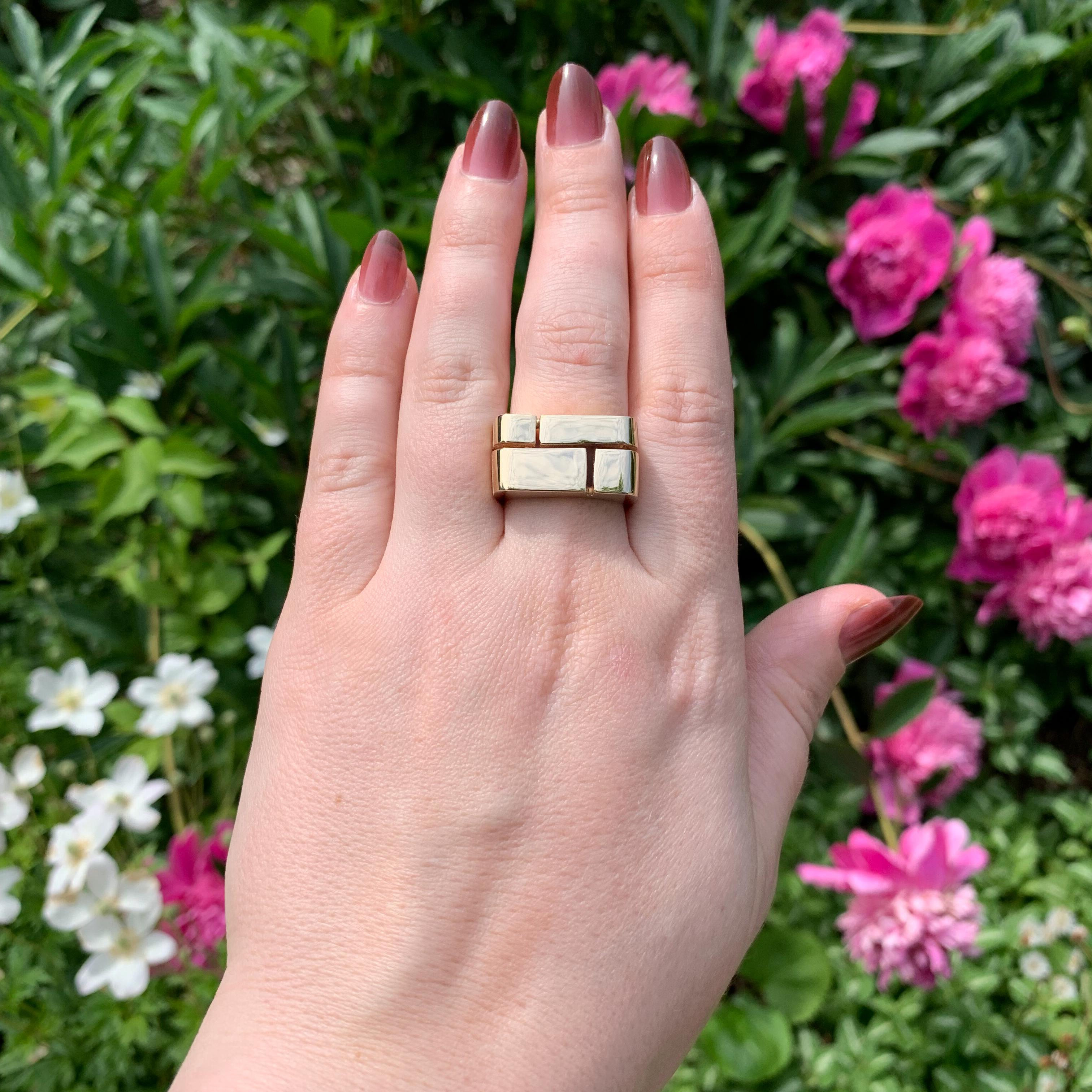 Bague design moderne en or jaune 14K pour homme avec design en briques en vente 2