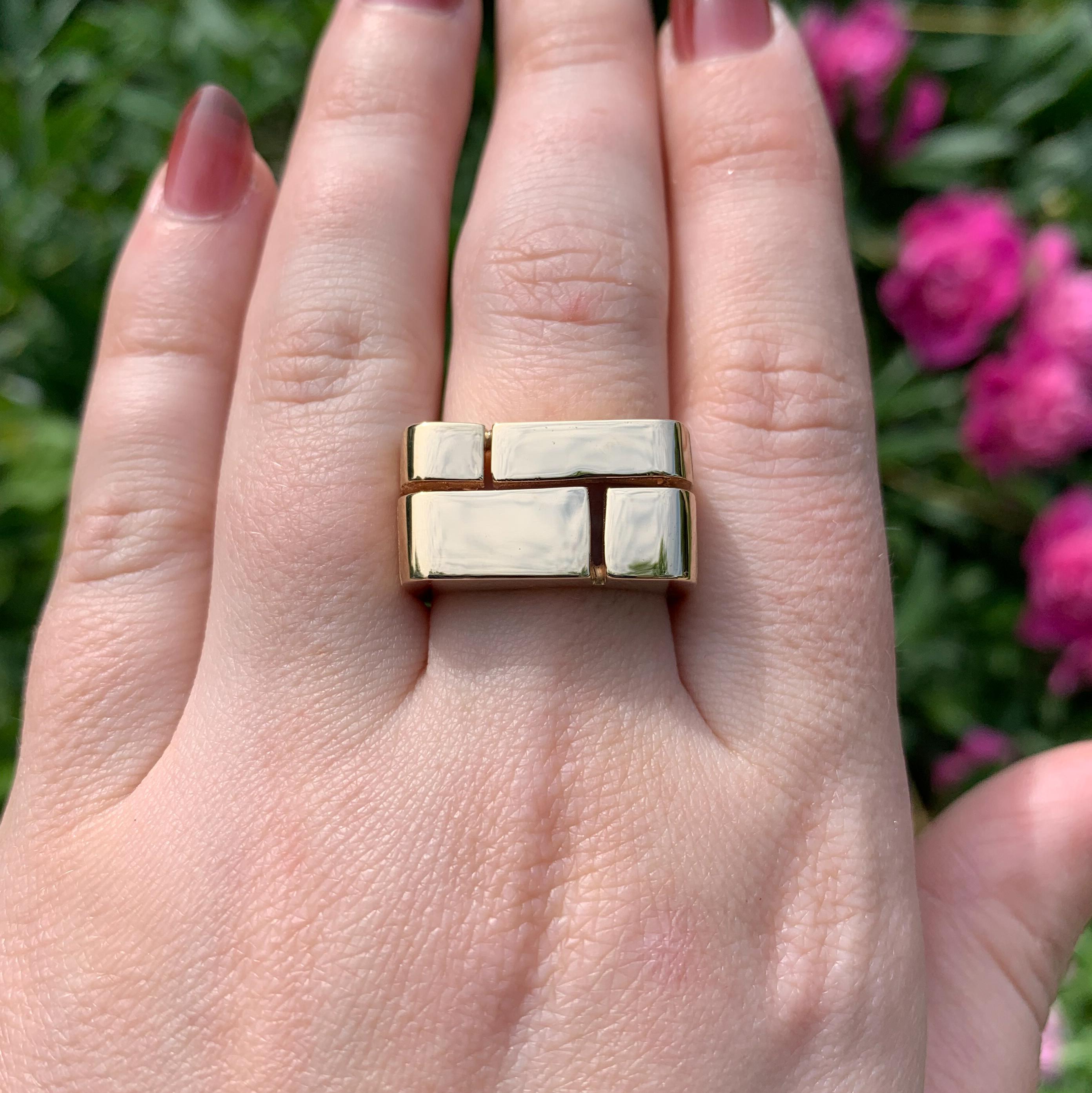 Bague design moderne en or jaune 14K pour homme avec design en briques en vente 3