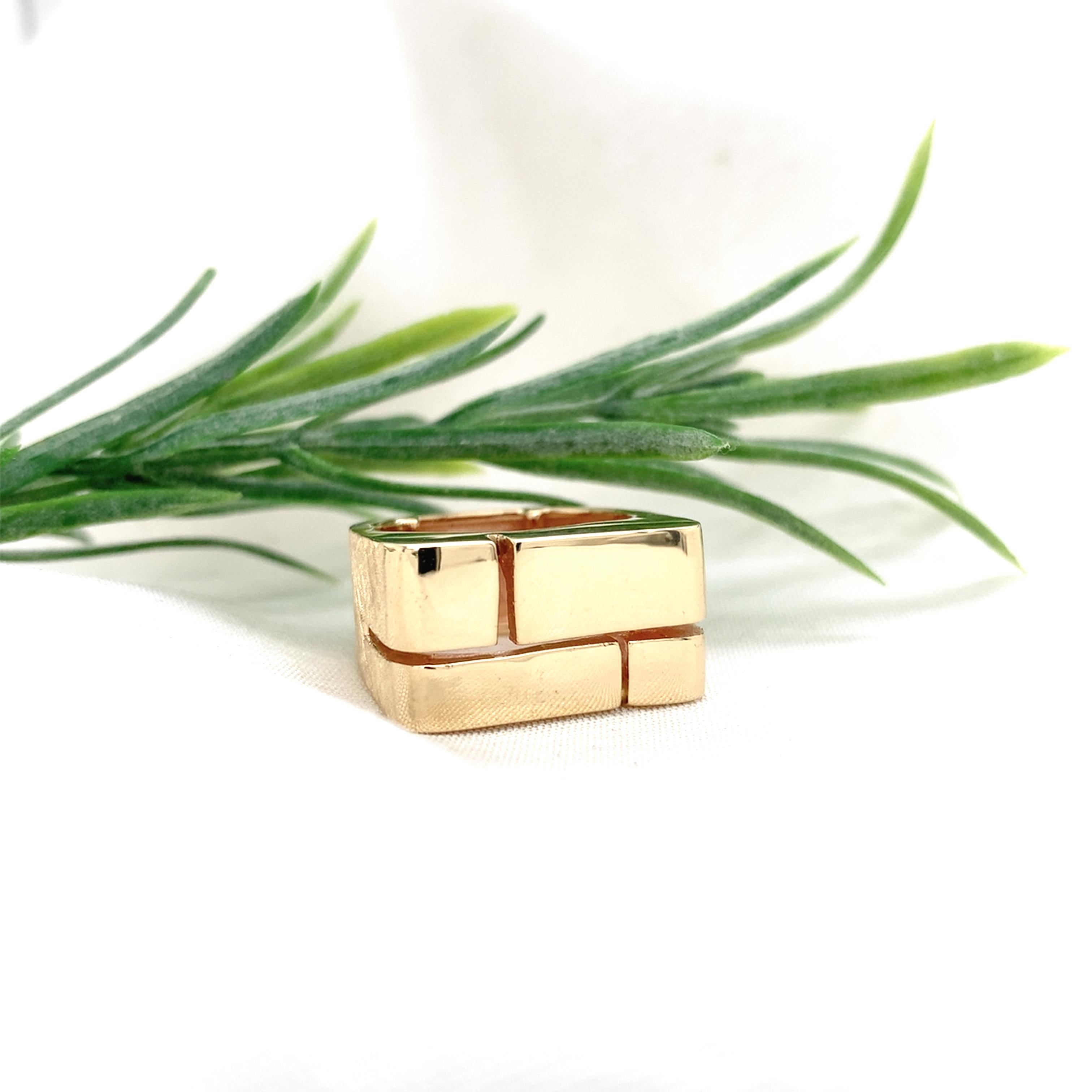 Bague design moderne en or jaune 14K pour homme avec design en briques en vente 4