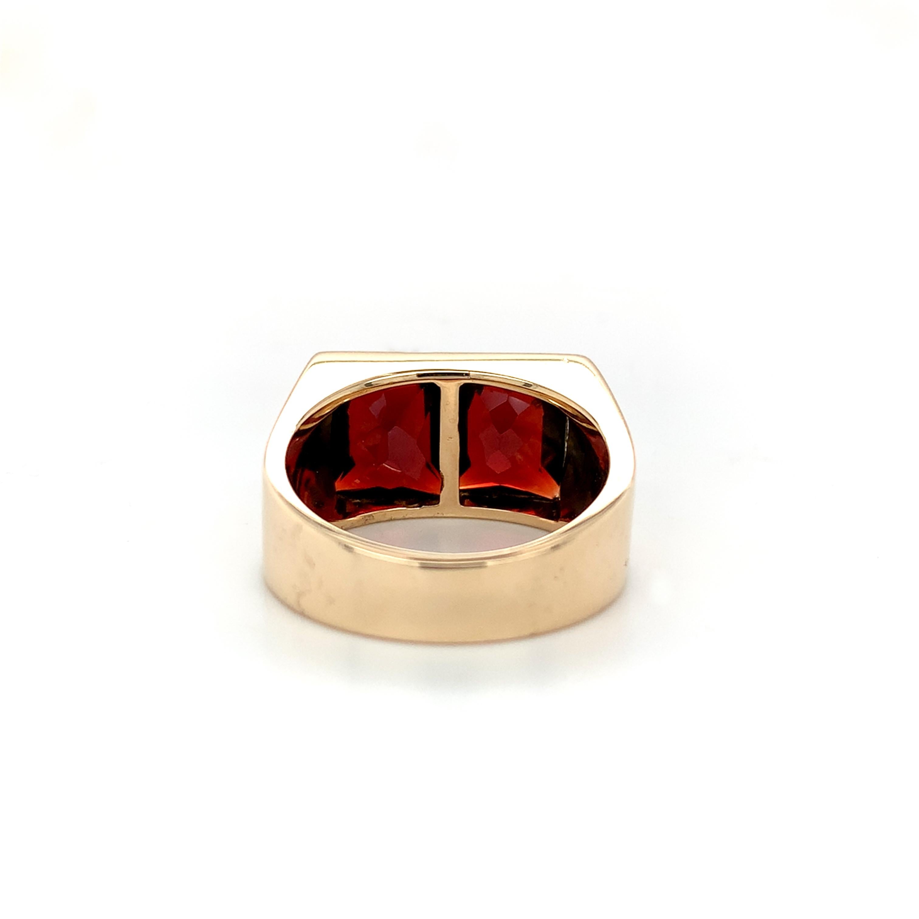 Taille radiant Bague moderne en or jaune 14K pour homme avec grenat taille 8.5 en vente