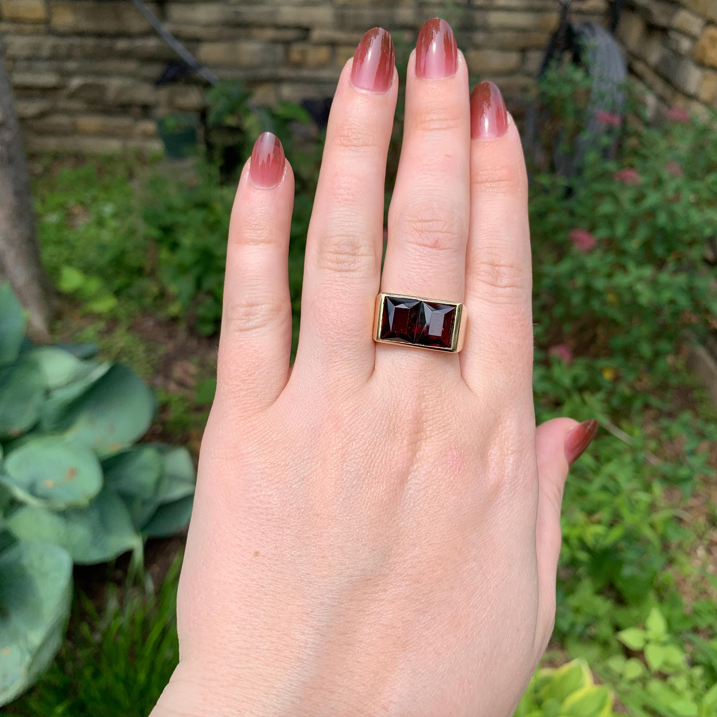 Bague moderne en or jaune 14K pour homme avec grenat taille 8.5 Bon état - En vente à Big Bend, WI