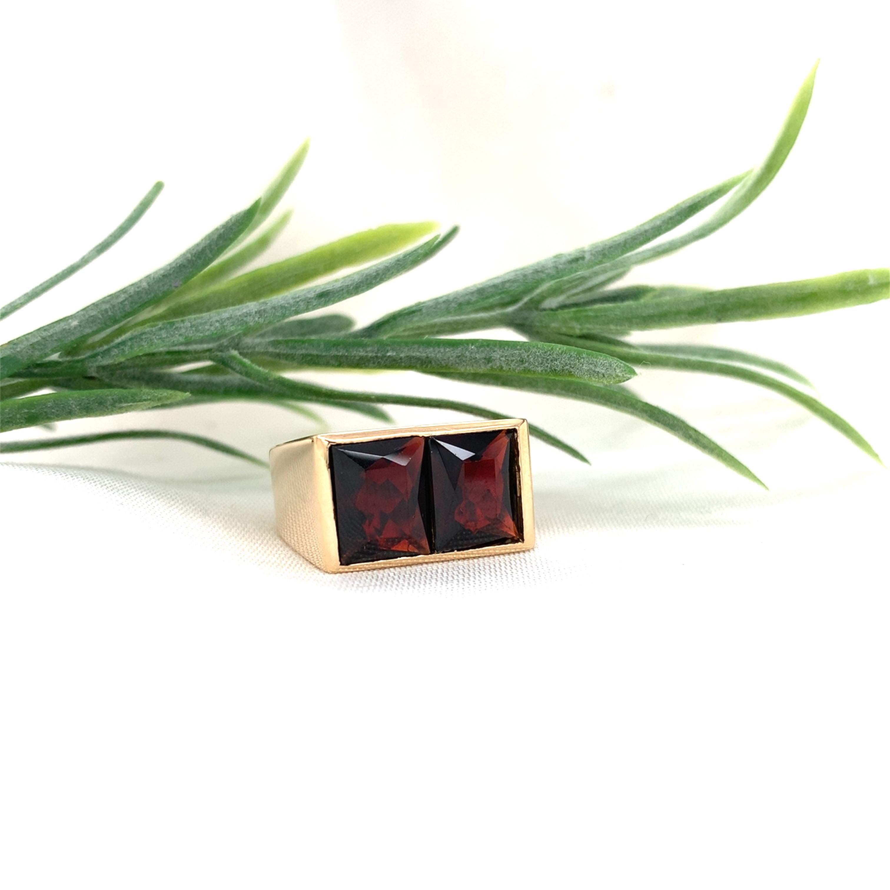 Bague moderne en or jaune 14K pour homme avec grenat taille 8.5 en vente 1