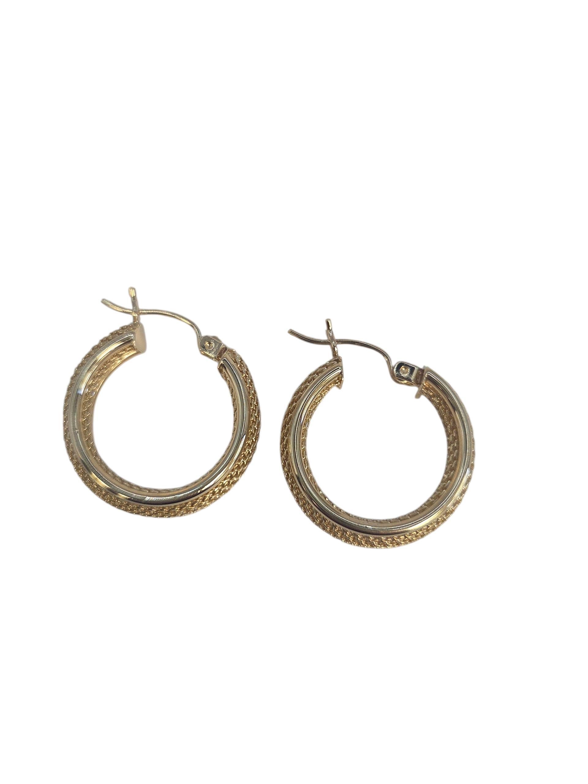 Boucles d'oreilles en or jaune 14K avec design en maille

Elegantes boucles d'oreilles en or 14 carats au design contemporain et élégant. Parfait pour les tenues de tous les jours et pour ajouter une finition chic à n'importe quelle tenue.

Poinçon