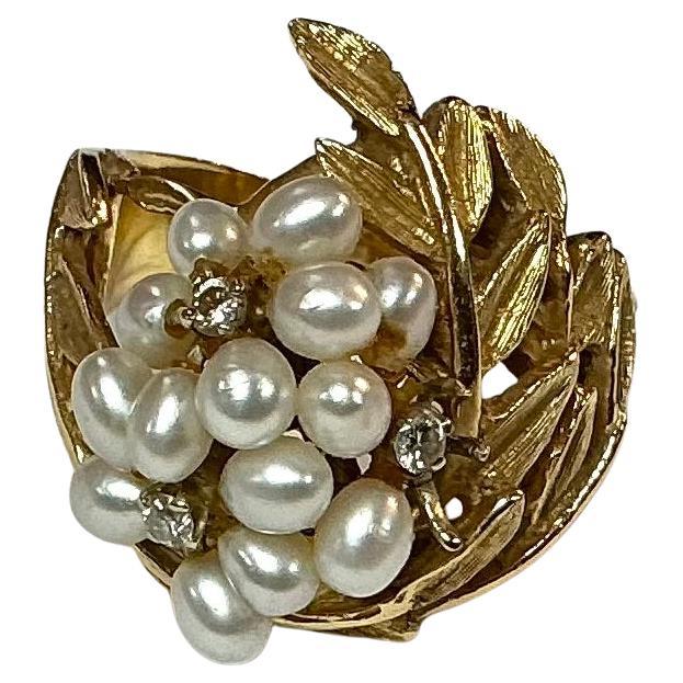 Impressionante anello da cocktail in oro giallo 14K retrò degli anni '50. L'anello ha un motivo a foglie e perle con tre diamanti. Taglia 8.0. La parte anteriore dell'anello ha un'altezza di 1 pollice. Peso totale di 2 grammi. L'anello è