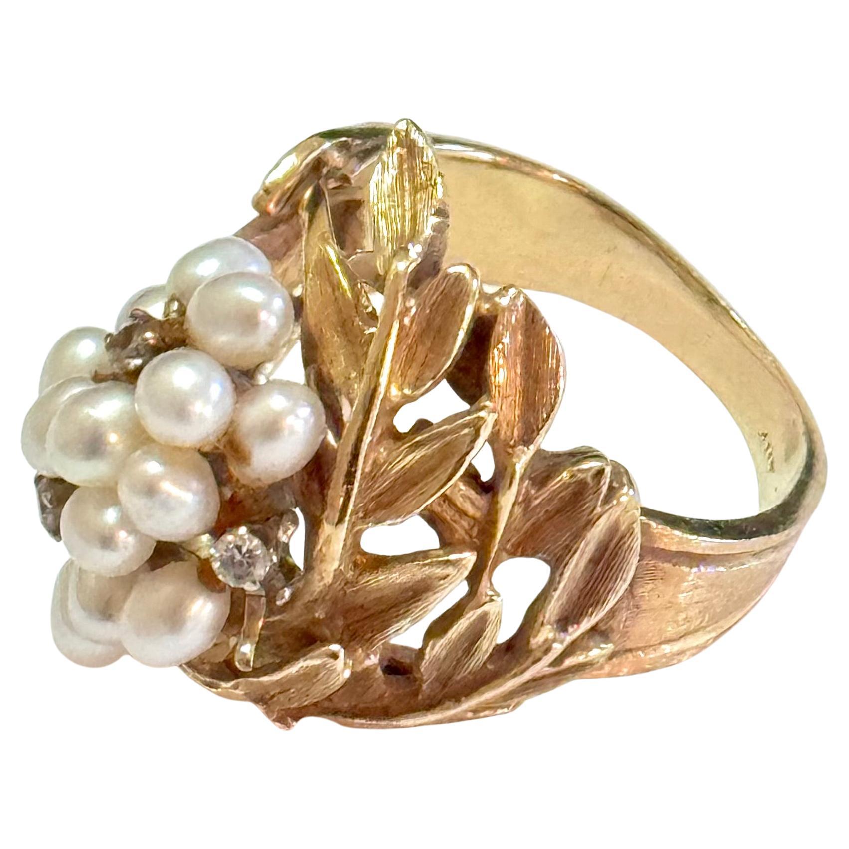 Anillo de cóctel de oro amarillo de 14 quilates con perlas de medio siglo