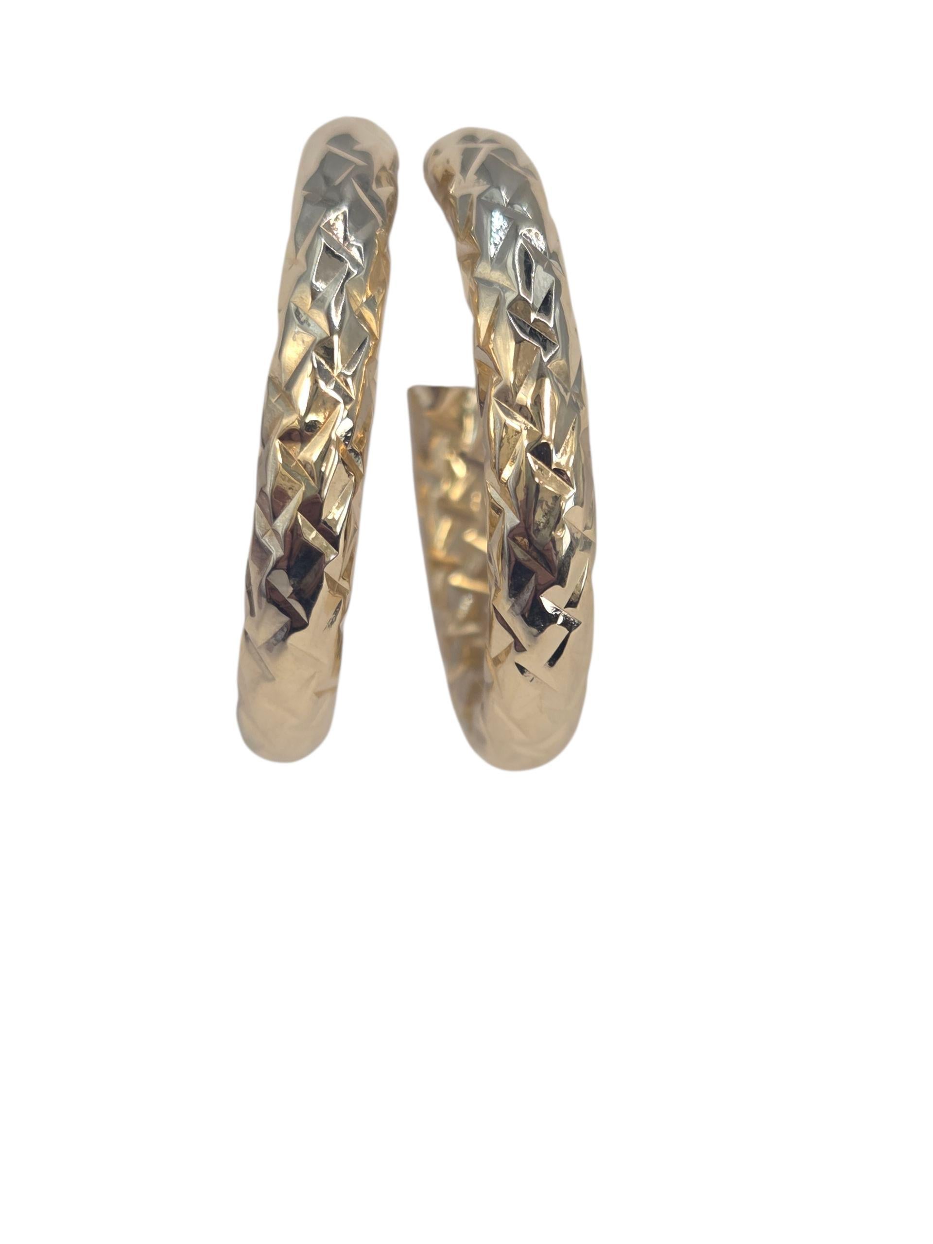 Boucles d'oreilles en or jaune 14K avec diamants

Élégants cerceaux de taille moyenne et en or jaune 14k, présentant une finition étincelante en taille de diamant qui capte magnifiquement la lumière. Intemporel, polyvalent et parfait pour le