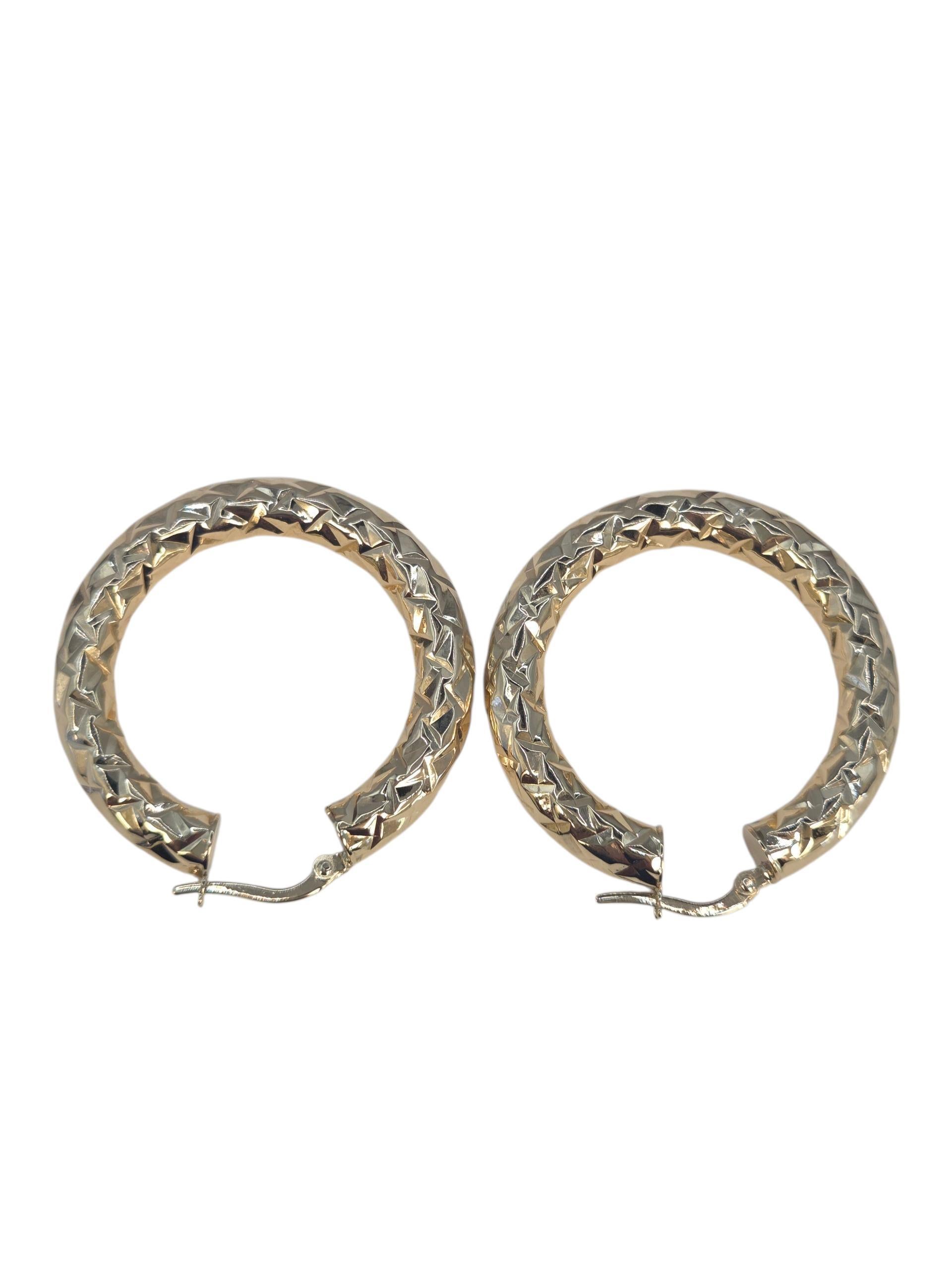 Contemporain Boucles d'oreilles en or jaune 14K avec diamants de taille moyenne #23537 en vente