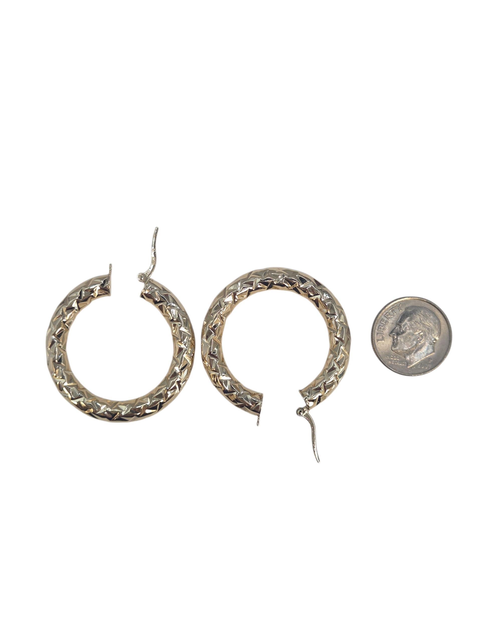 Boucles d'oreilles en or jaune 14K avec diamants de taille moyenne #23537 en vente 1