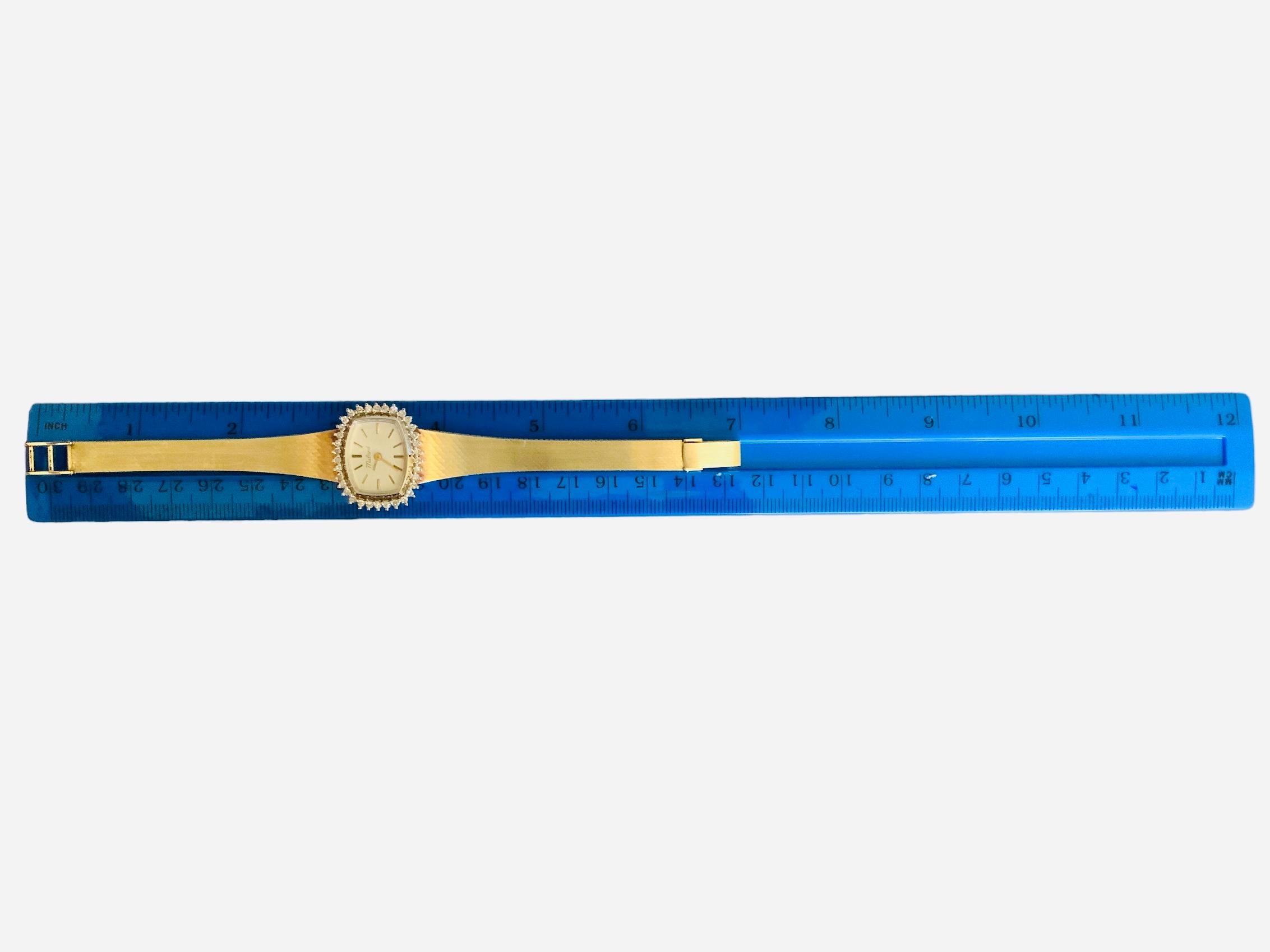 Il s'agit d'une montre pour femme en or 14K. Il s'agit d'un modèle Milord. Elle est reconnue comme une montre habillée élégante. Elle est dotée d'un mouvement à remontage manuel. Le cadran est de couleur champagne et est poinçonné Milord en haut.