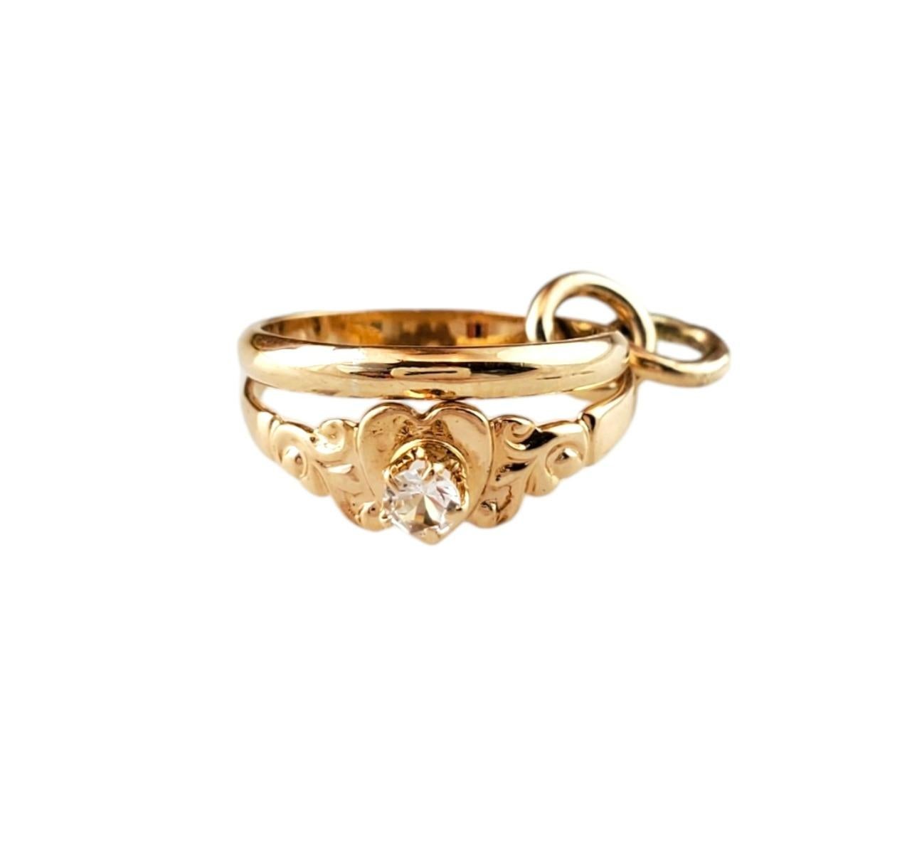 Vintage 14K Gelbgold Mini Verlobungsring & Hochzeit Band Charme - 

Dieser reizende Ehering-Charme zeigt ineinander verschlungene Ringe, die die ewige Einheit symbolisieren. 

Größe: 20,95 mm x 15,9 mm

Gewicht: 0,8 dwt/ 1,3 g

Punze: 14K

Sehr