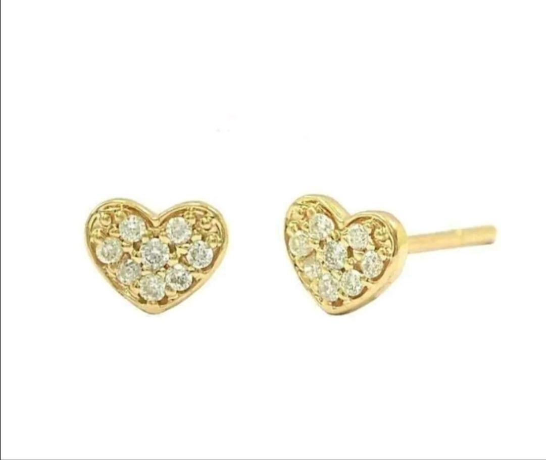 14K Yellow Gold Mini Heart Stud earrings For Women Natural Diamond Earrings. In New Condition For Sale In Chicago, IL