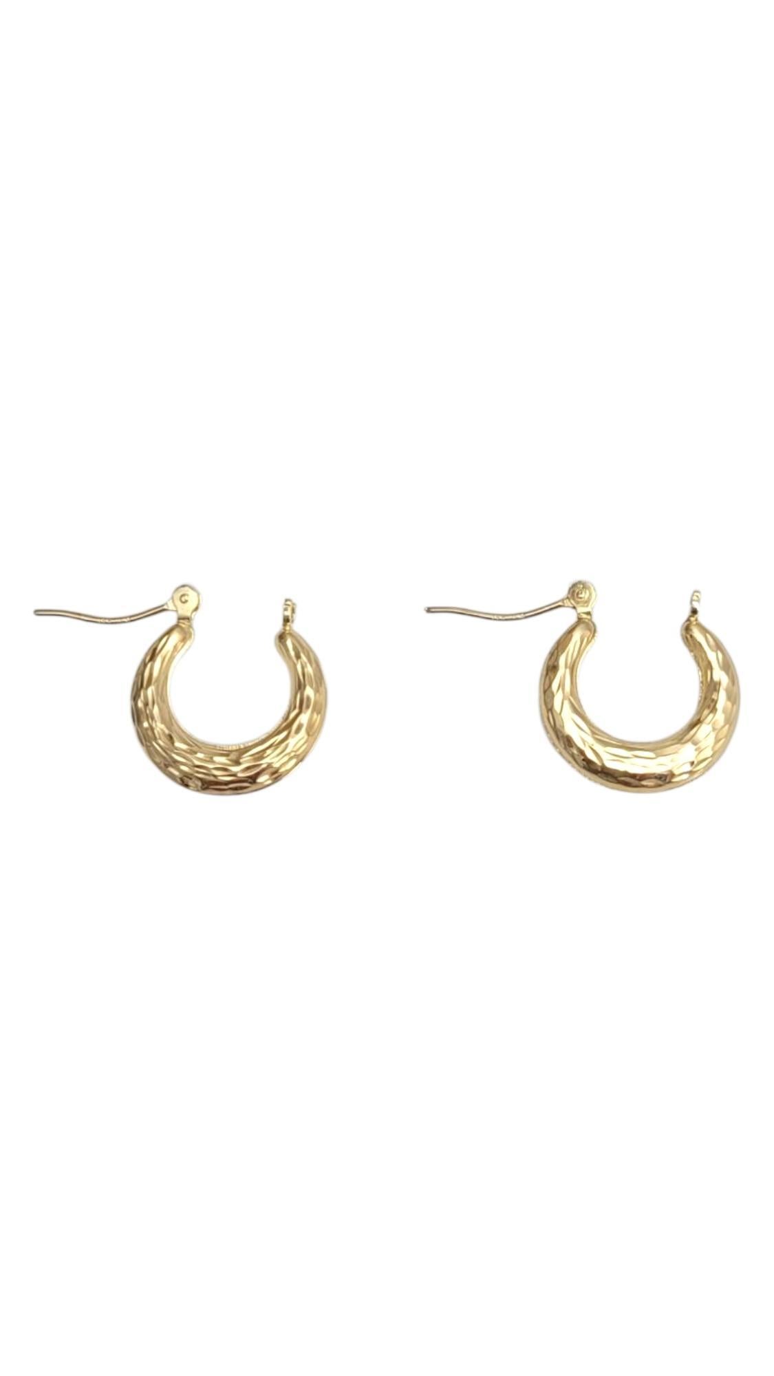 Orecchini a cerchio in oro giallo 14K

Eleganti e senza tempo, questi orecchini a cerchio in oro giallo 14k sono un pezzo fondamentale per ogni collezione di gioielli. La loro superficie liscia e lucida e la classica forma rotonda li rendono