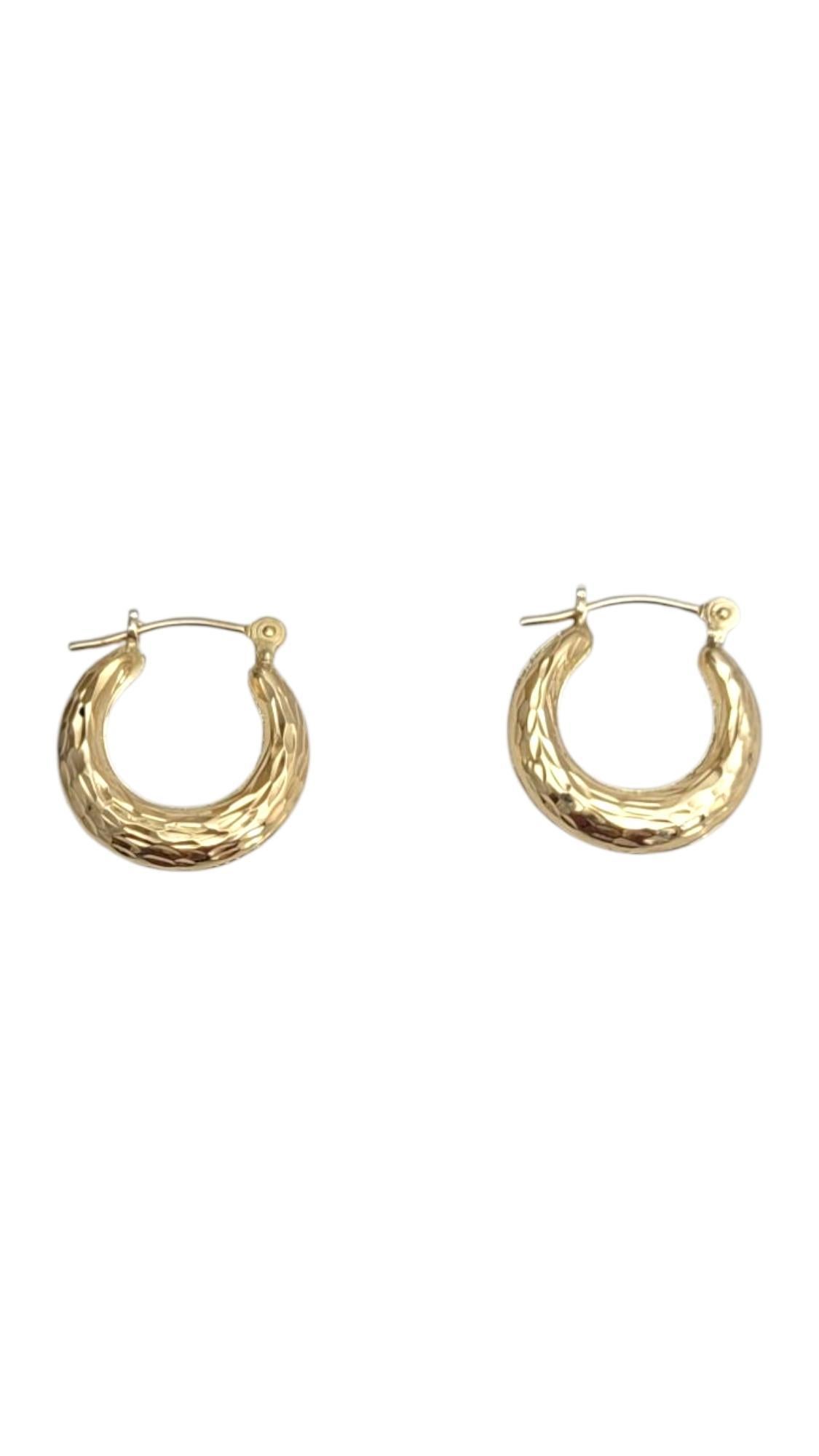 Orecchini a cerchio mini in oro giallo 14K #21653 In condizioni buone in vendita a Washington Depot, CT