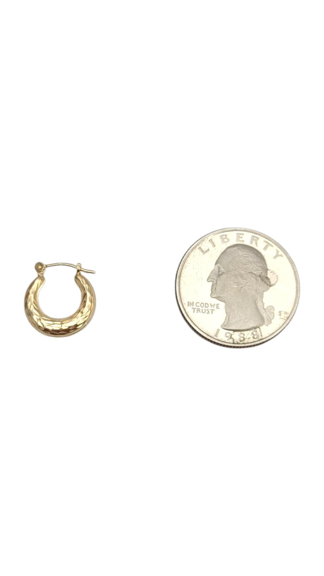 Orecchini a cerchio mini in oro giallo 14K #21653 in vendita 1