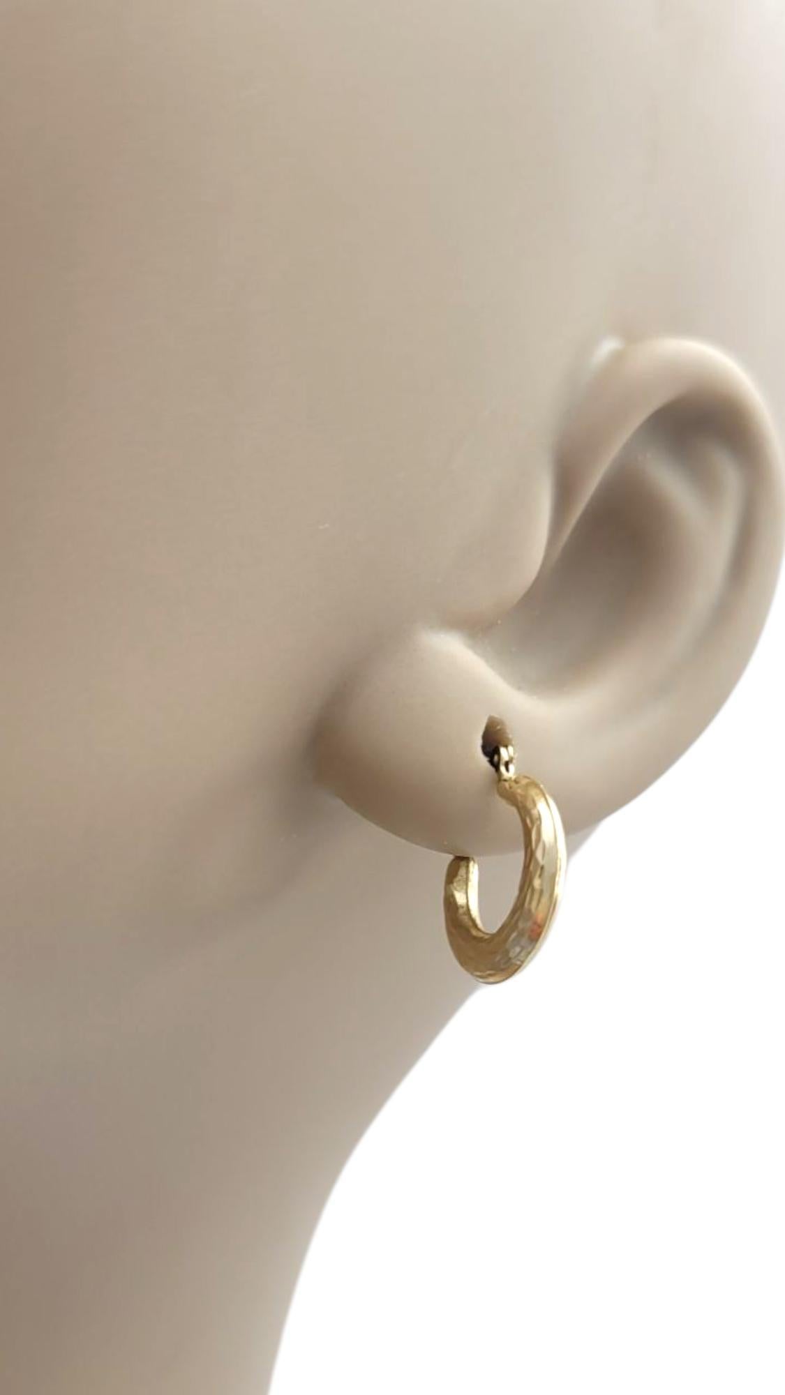 Orecchini a cerchio mini in oro giallo 14K #21653 in vendita 2