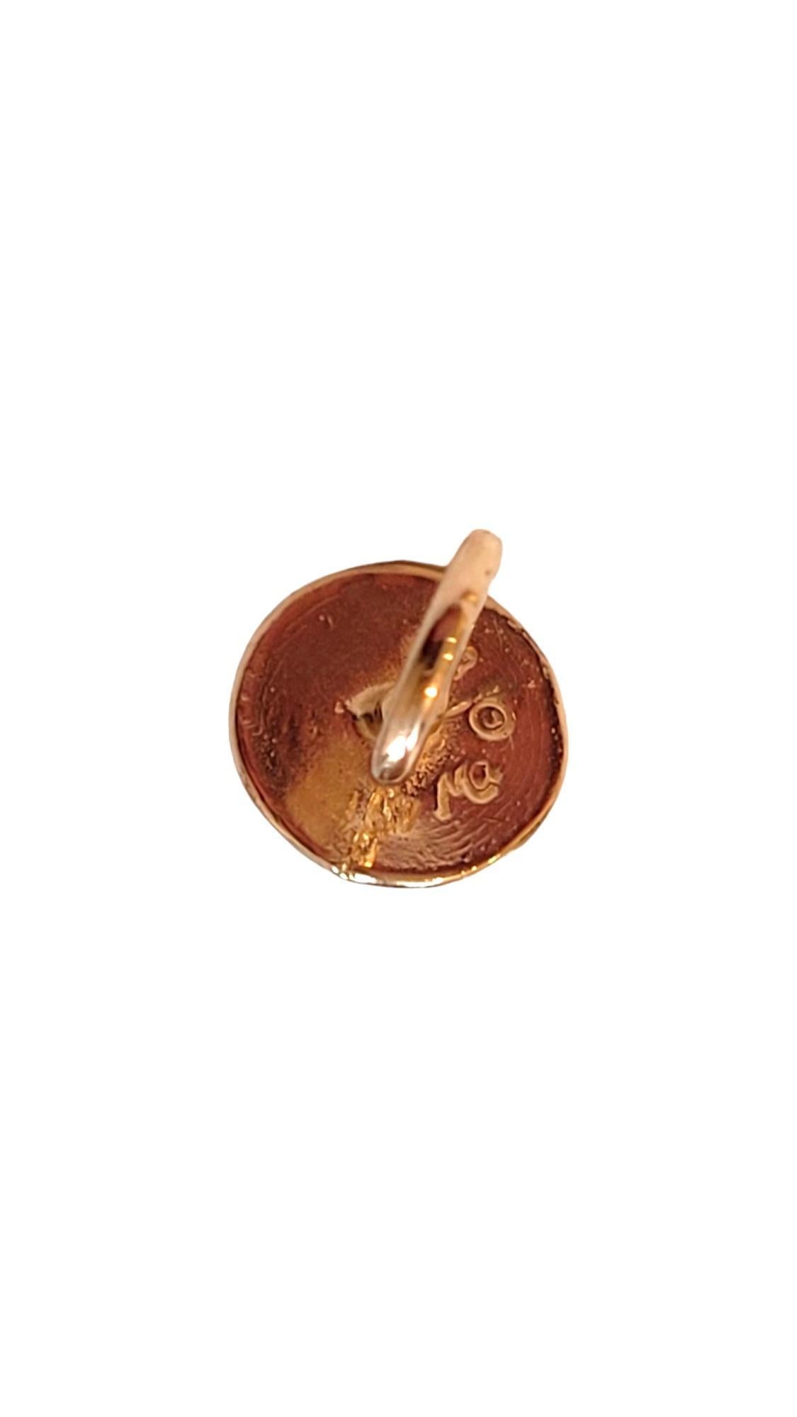 Charm mini sucette en or jaune 14K -  

Ajoutez une touche de sentiment à votre collection avec cette adorable breloque de tétine. 

Taille : 13,4 mm X 7,5 mm X 7,6 mm

Poids : 0,5dwt/ 0,8 g

Poinçon : A.C.C. 85.

Très bon état, polissage