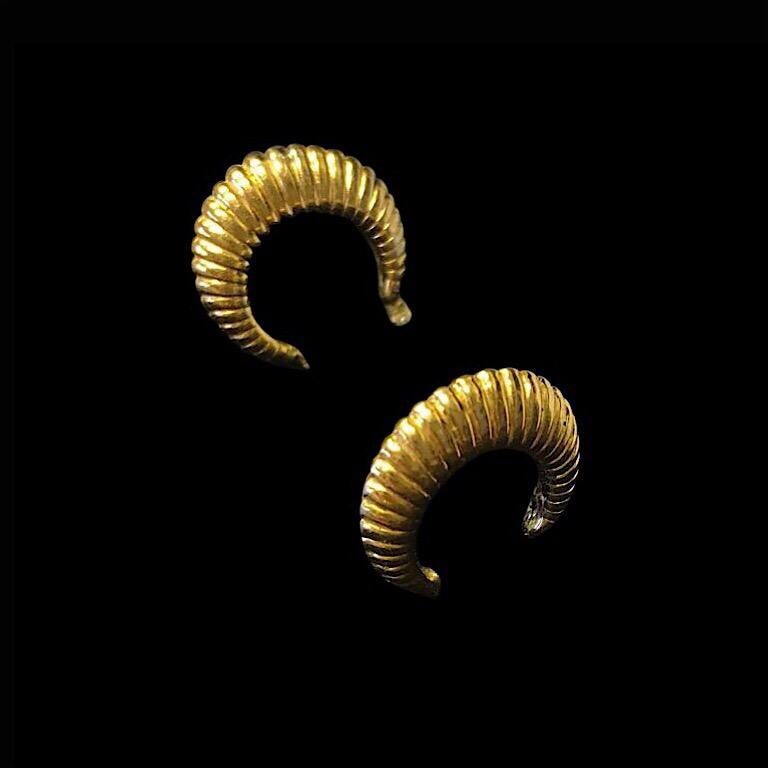 14K Yellow Gold Mini Ribbed Hoops  In Excellent Condition For Sale In Pahrump, NV