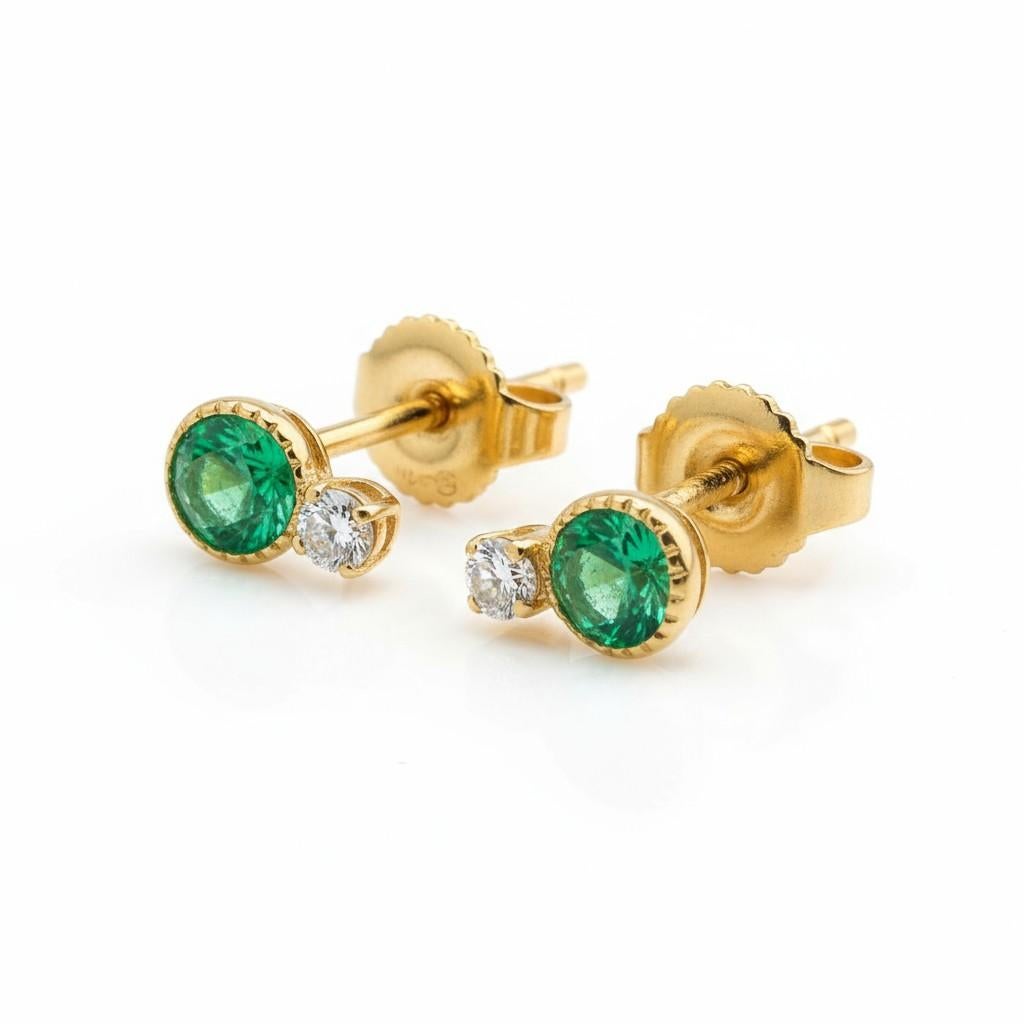 Moderne Boucles d'oreilles miniatures en or jaune 14K à vis pour diamants et émeraudes pour 2ème ou 3ème trou en vente