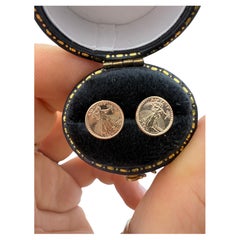 Miniatur-Ohrstecker in Form von Münzen aus 14-karätigem Gelbgold