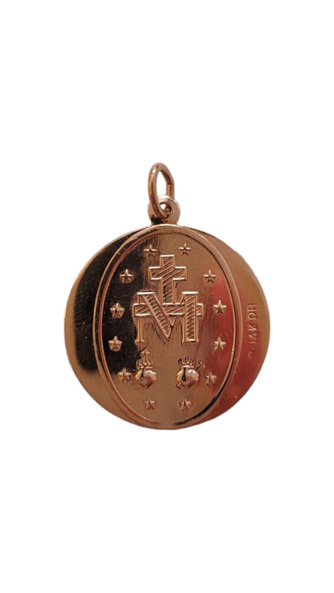 Breloque de la Médaille Miraculeuse en or jaune 14K - 

Cette magnifique breloque est ornée d'une image rayonnante de Marie et constitue un ajout parfait à votre collection. 

Taille : 21.3mm X 18.8mm X 1.4mm

Poids : 1,6dwt/ 2,5 g

Poinçon : 14K
