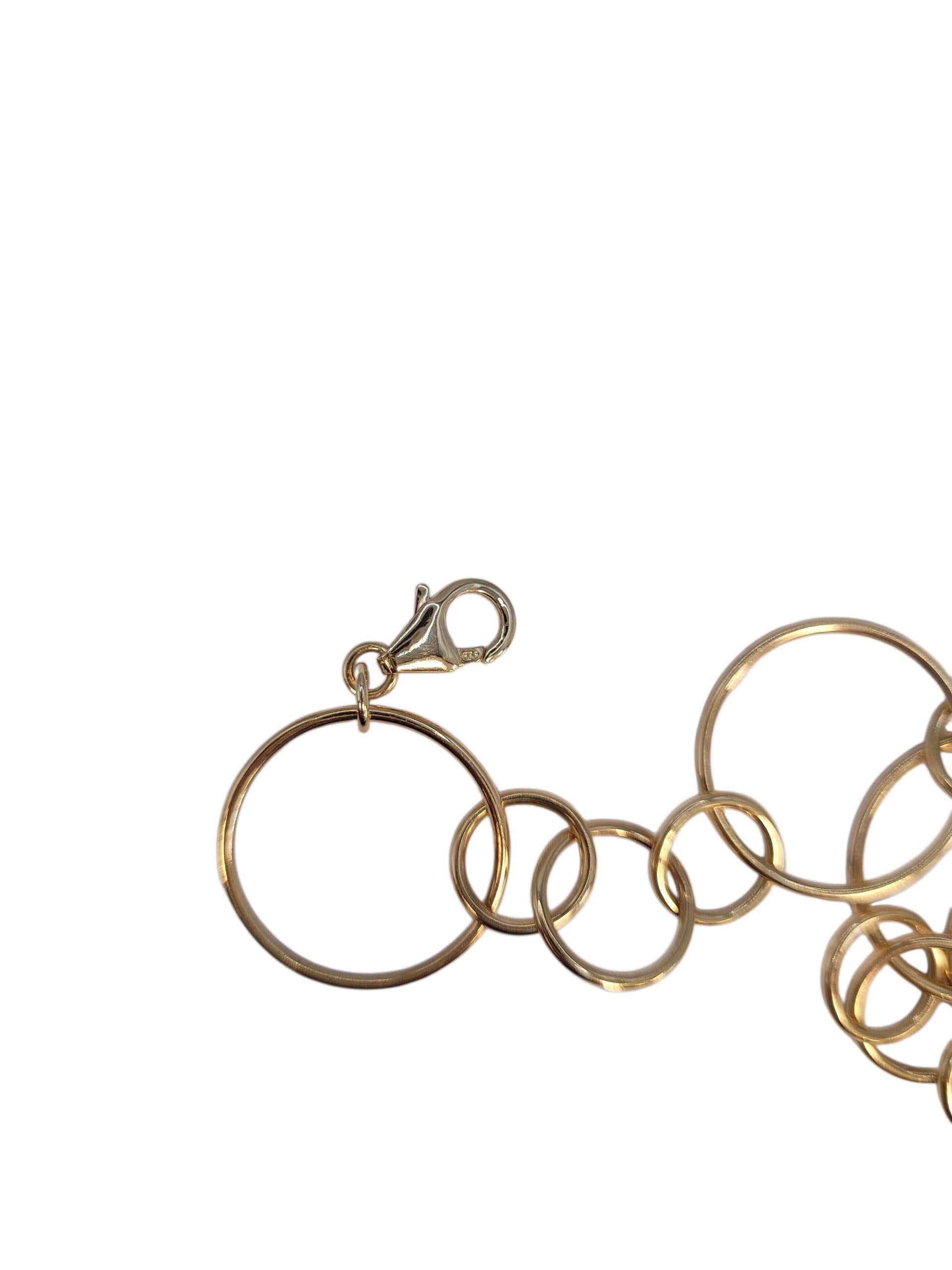 Bracciale A Link con cerchi misti in oro giallo 14k

Caratterizzato da maglie circolari intrecciate, questo pezzo unisce il minimalismo moderno a un fascino senza tempo, rendendolo l'accessorio perfetto da indossare tutti i giorni o nelle occasioni